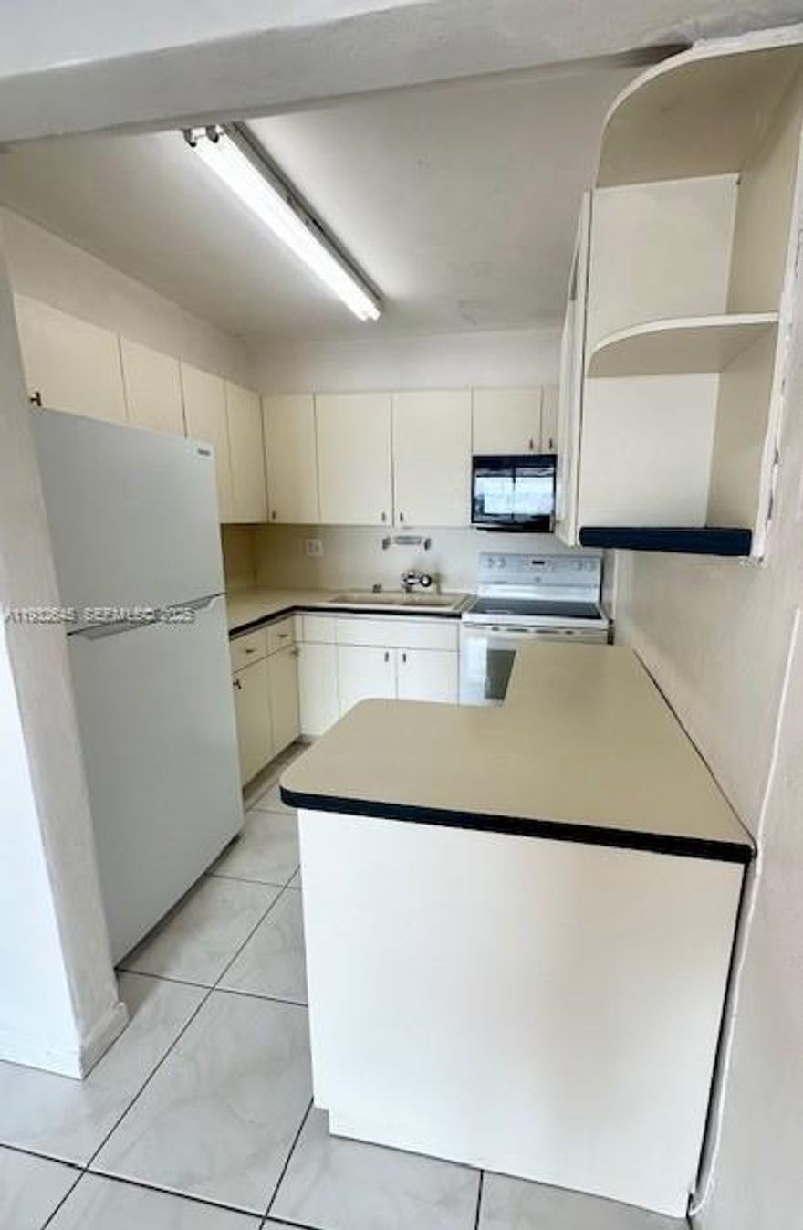Incredible location just walking distance to shopping mall, restaurants, few minute to the airport and Coral Gables. Cozy one bedroom with ceramic flooring throughout and assigned parking place.