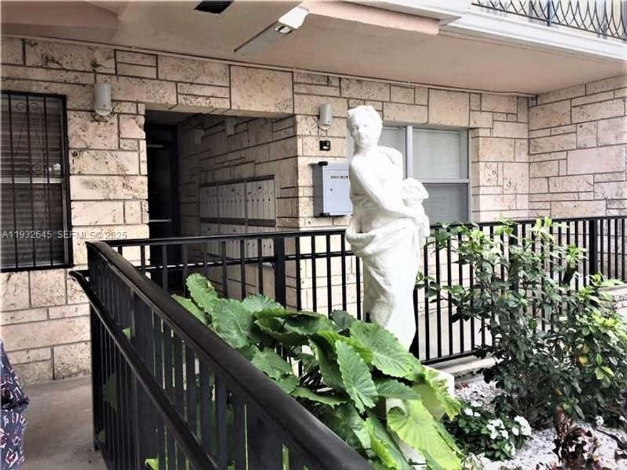 Incredible location just walking distance to shopping mall, restaurants, few minute to the airport and Coral Gables. Cozy one bedroom with ceramic flooring throughout and assigned parking place.