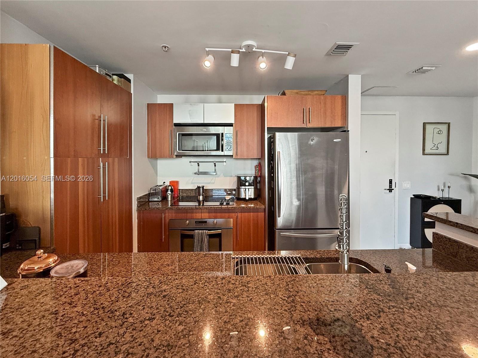 MET 1 CONDO - Residential Lease
