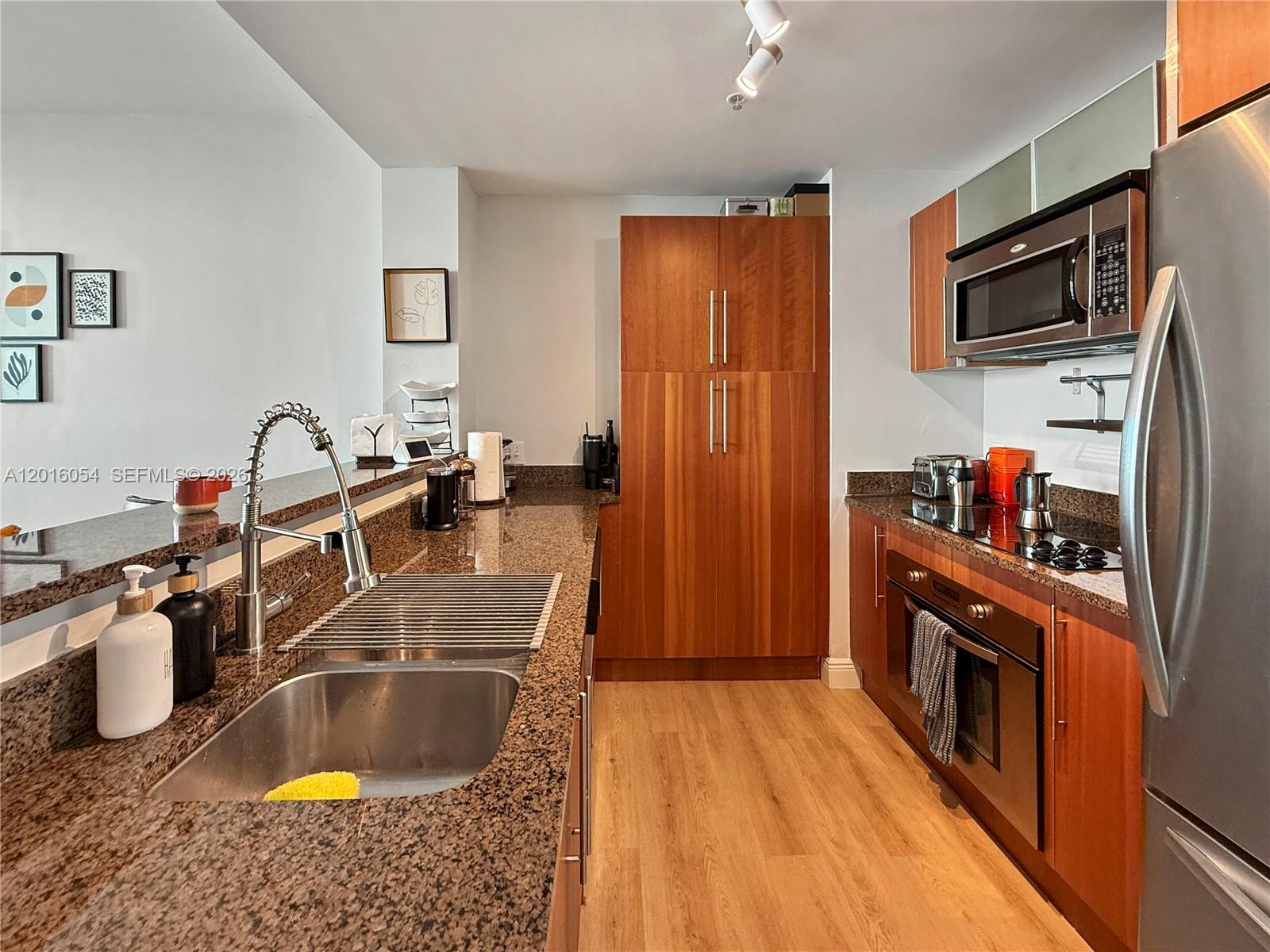 MET 1 CONDO - Residential Lease