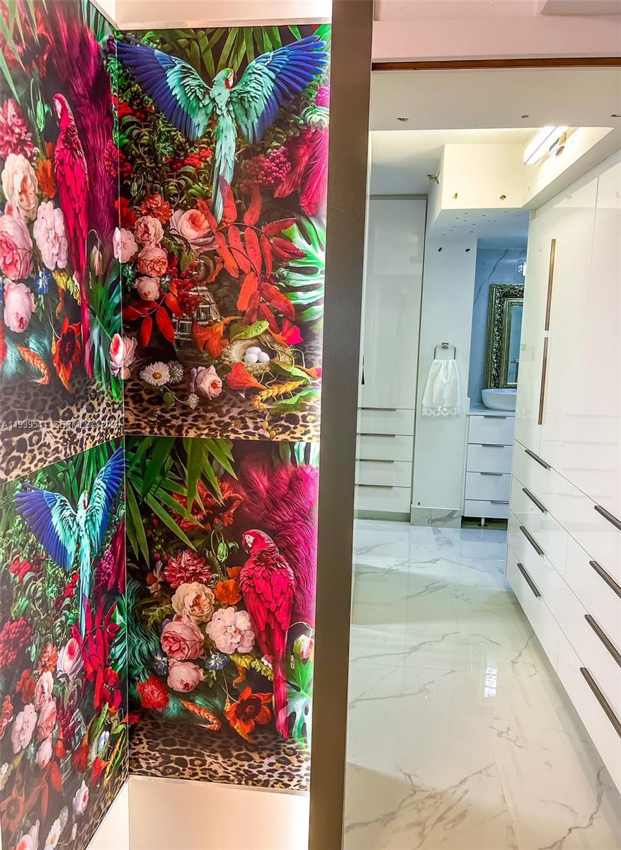 SUMMIT CONDO - Residential