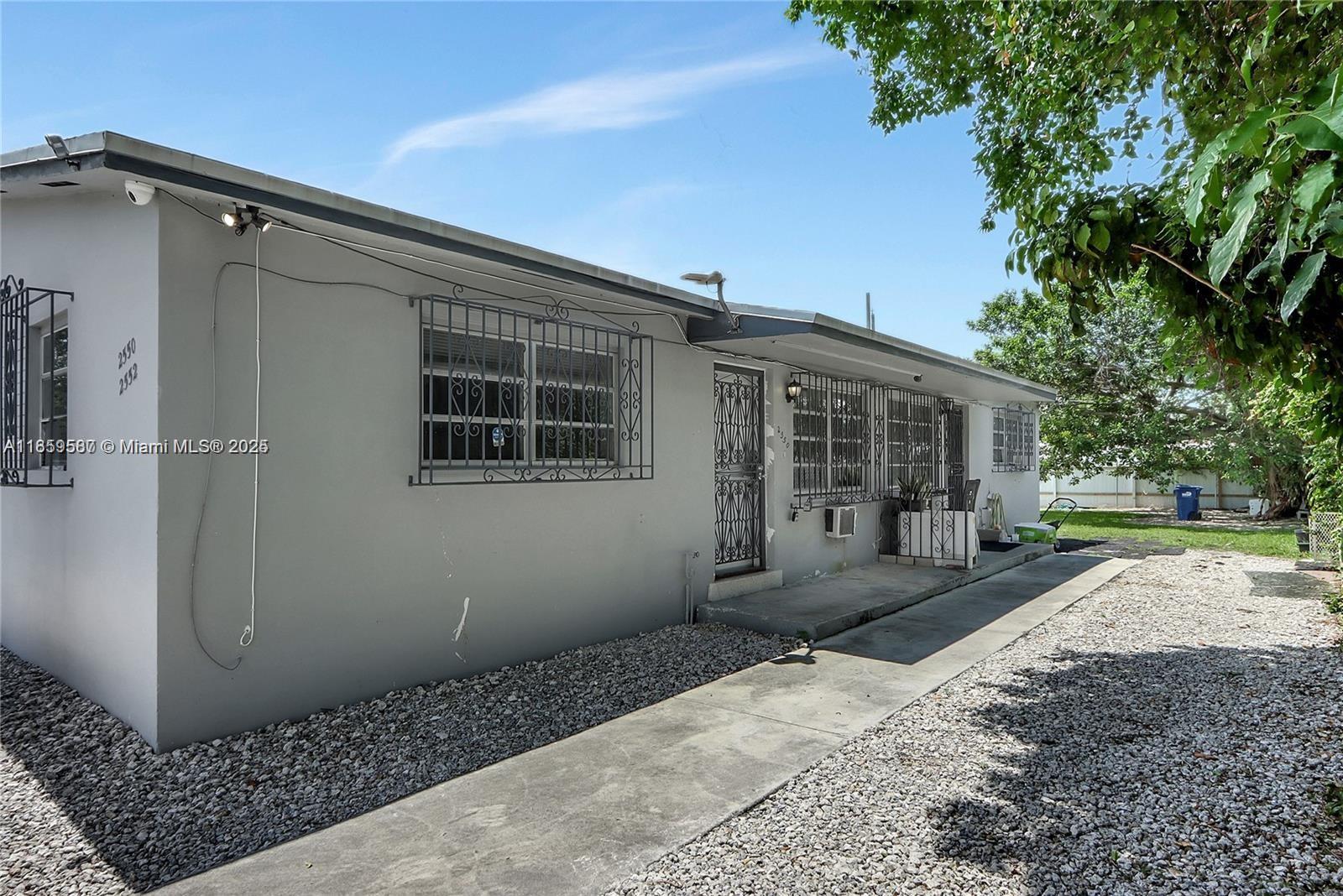 Charming 2-Bedroom, 1-Bath Duplex in the Heart of Miami
Step into your newly remodeled home and experience modern comfort at its best! This spacious duplex features a stylish kitchen with stainless steel appliances, ceiling fans in every room, and central A/C plus a backup box A/C for extra comfort. Enjoy the convenience of an in-unit washer and dryer, two assigned parking spaces, and a fully fenced yard—perfect for kids, pets, and outdoor gatherings.
Located in the vibrant heart of Miami, you’re just minutes from top dining, shopping, and entertainment spots. Rapid approval, no HOA, and a minimum credit score of 600. Move in with 3 months (1st month + 2 security deposits).
Kids and pets welcome!