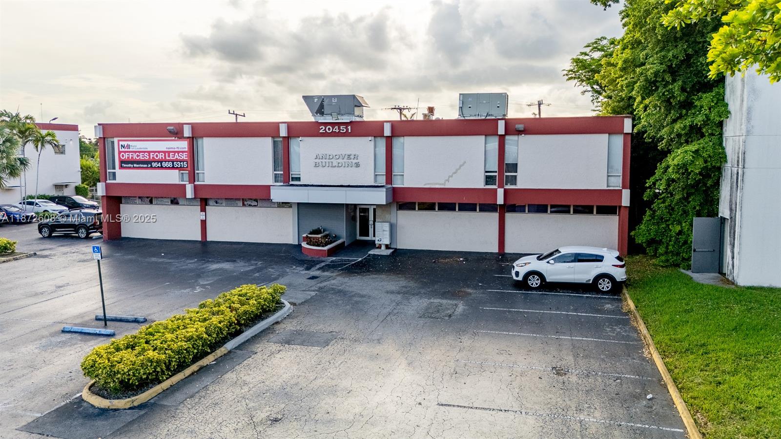 • Aggressive lease rates
• Prime location on Taft Street
• Secured building with 24-hour access
• Abundant parking – 4/1,000 square feet
• Locally owned and professionally managed