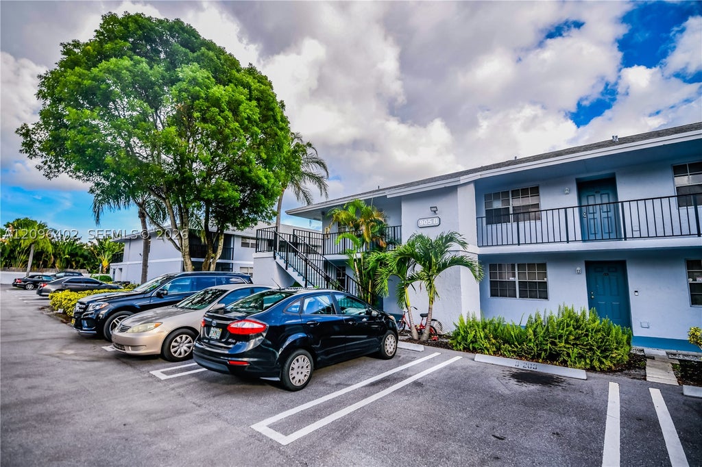 Photo of 905 Southridge Rd #101B, Delray Beach, FL 33444 (MLS # A12096402)