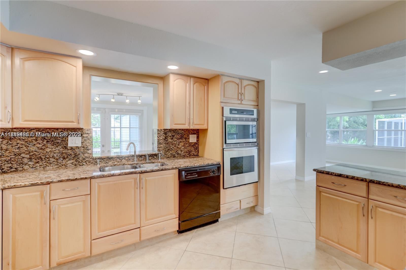 HOLLYWOOD HILLS - Residential Lease