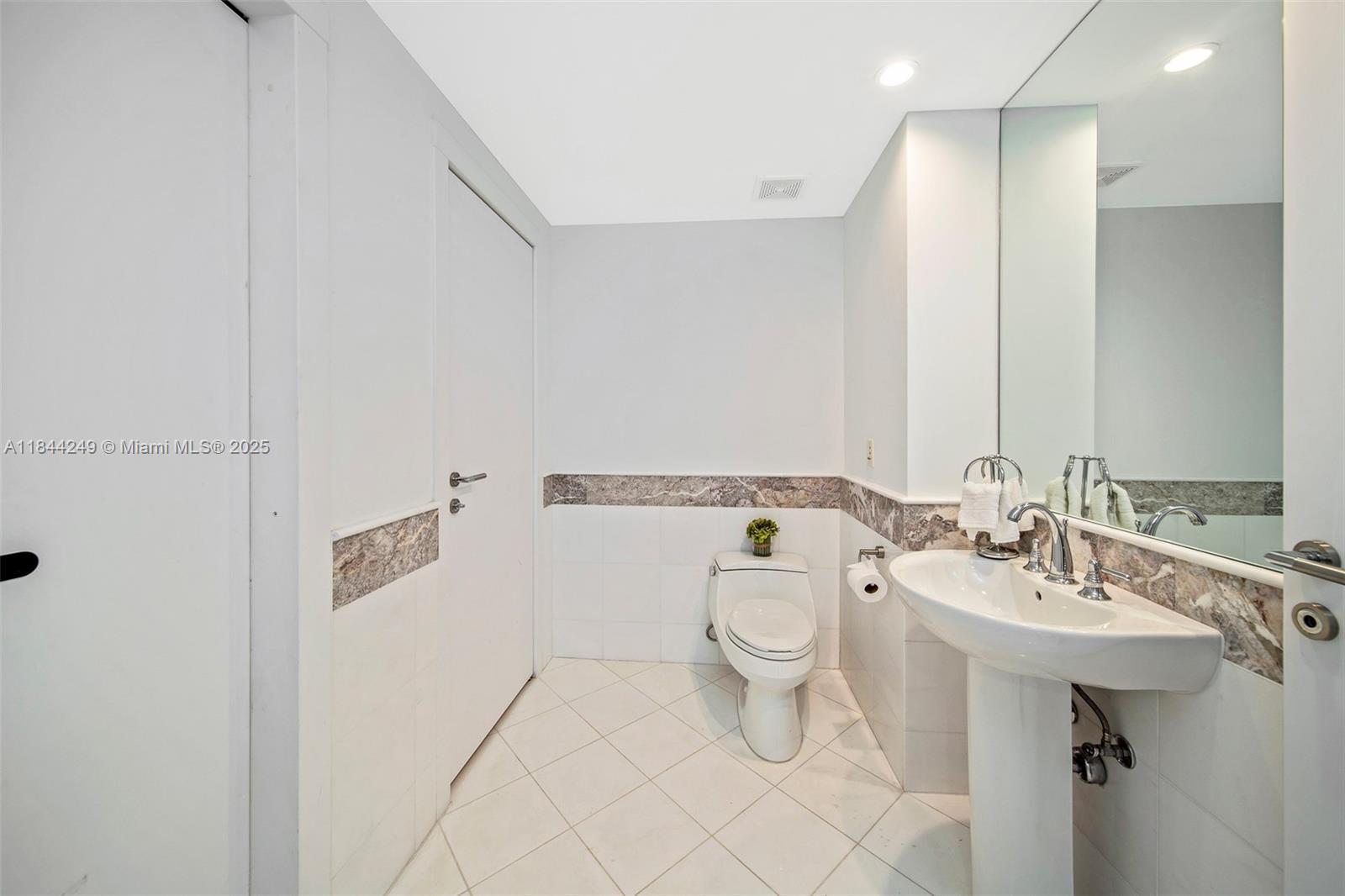 THE BENTLEY BAY CONDO - Residential Lease