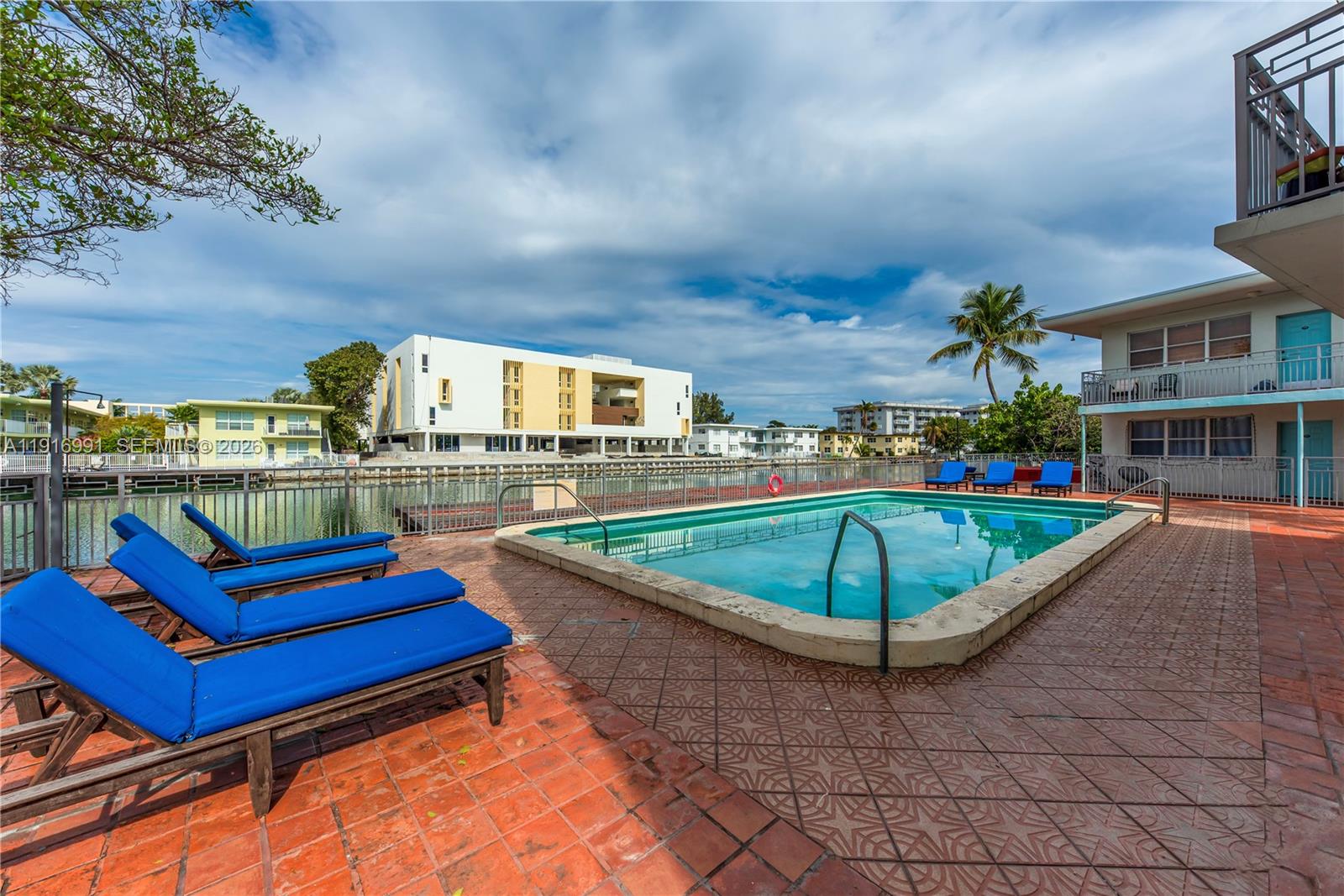 Marseilles Deco Condo - Residential