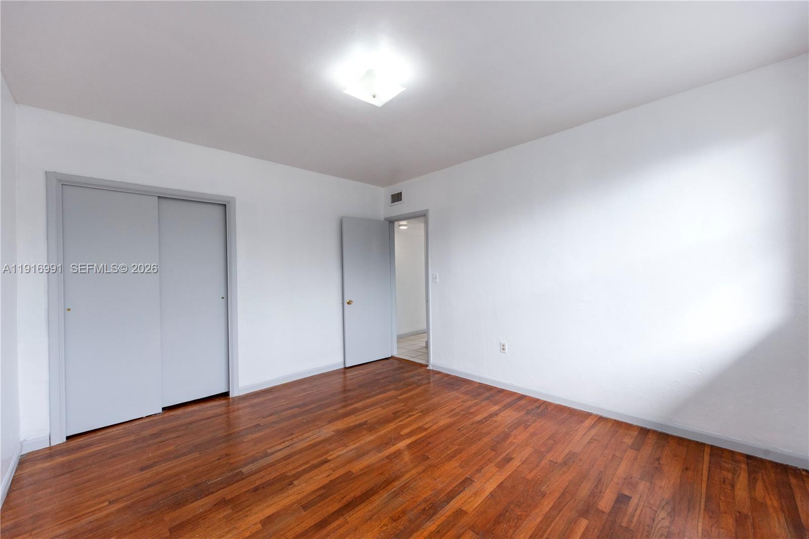 Marseilles Deco Condo - Residential