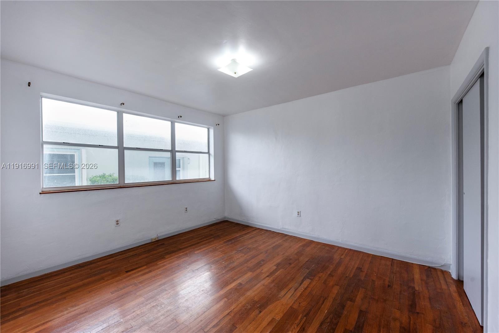 Marseilles Deco Condo - Residential