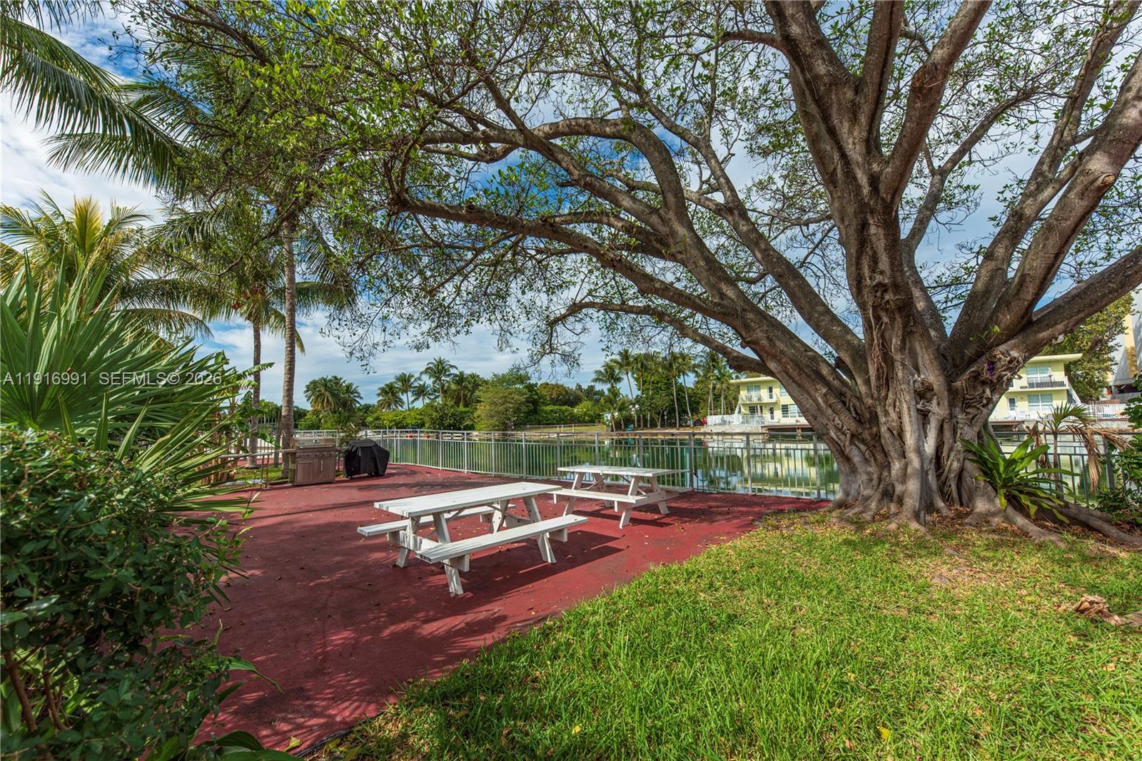 Marseilles Deco Condo - Residential