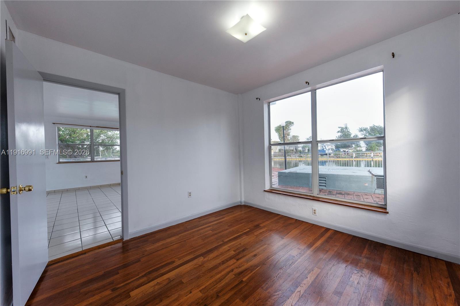 Marseilles Deco Condo - Residential