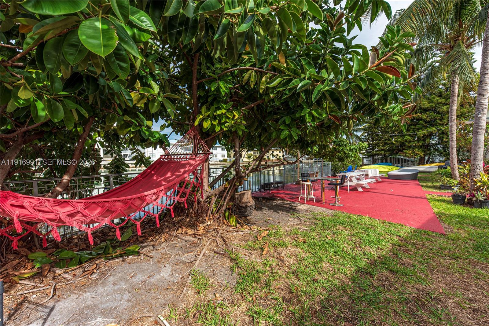 Marseilles Deco Condo - Residential