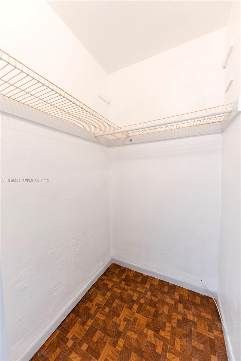 Marseilles Deco Condo - Residential