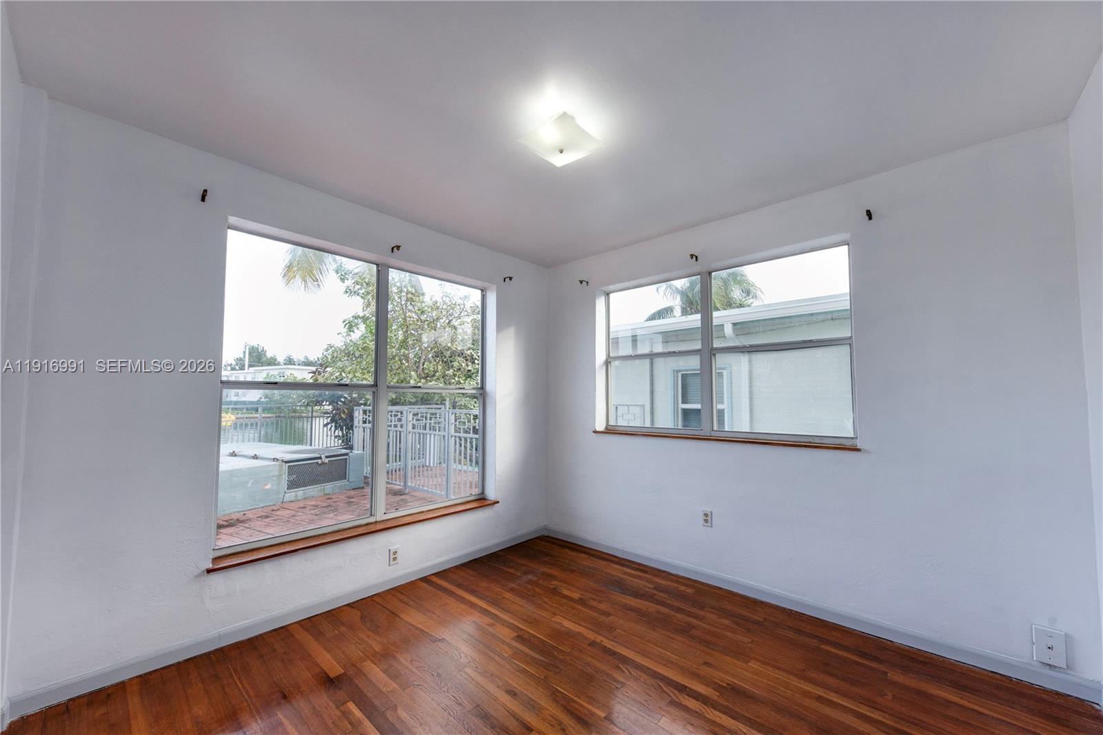 Marseilles Deco Condo - Residential