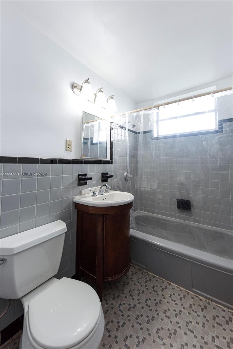 Marseilles Deco Condo - Residential