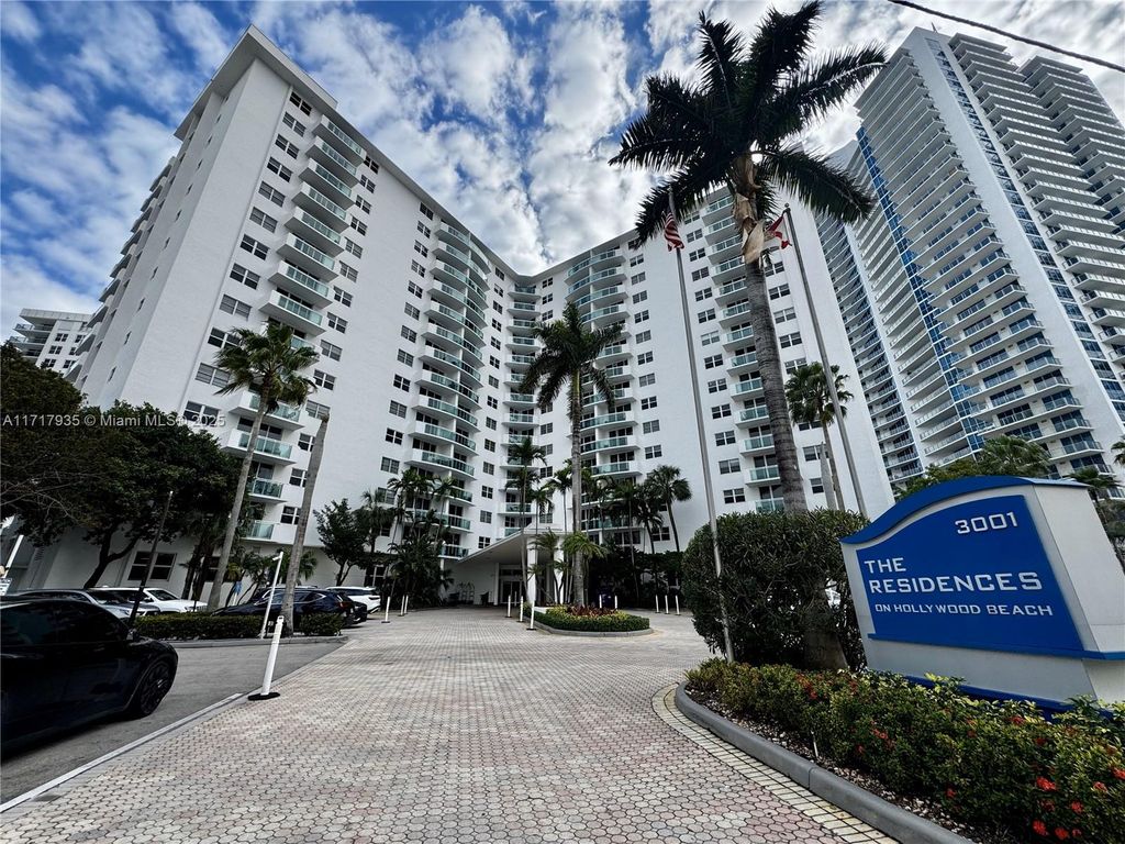 Photo of Hollywood, FL 33019 (MLS # A11717935)