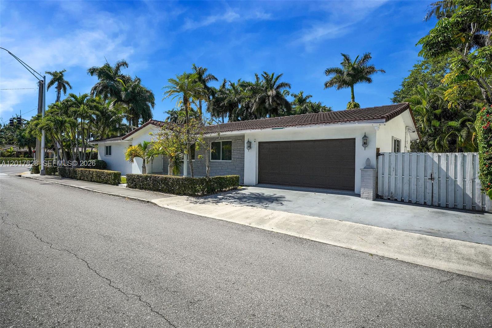 HOLLYWOOD LAKES SECTION - Residential
