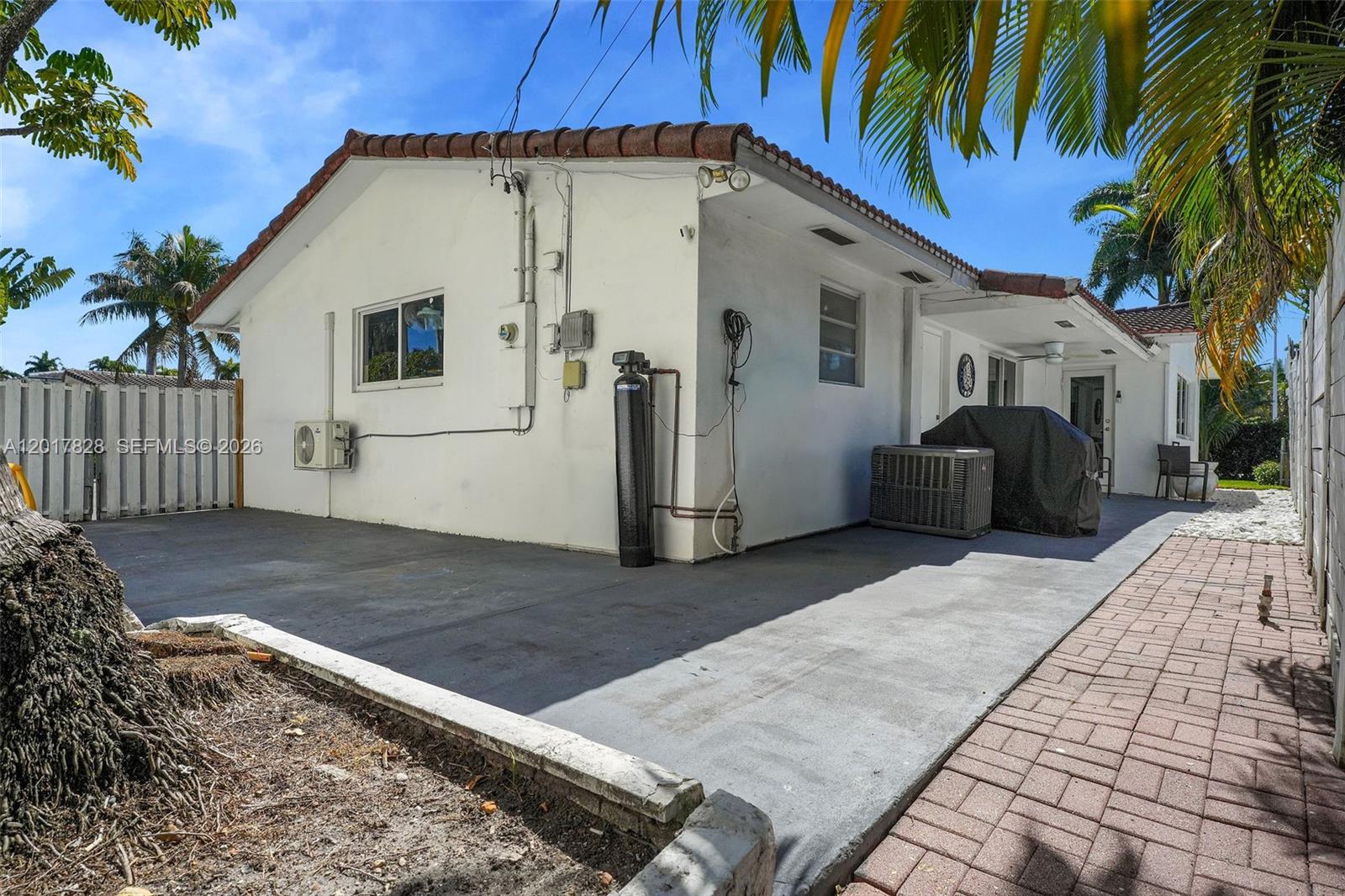 HOLLYWOOD LAKES SECTION - Residential