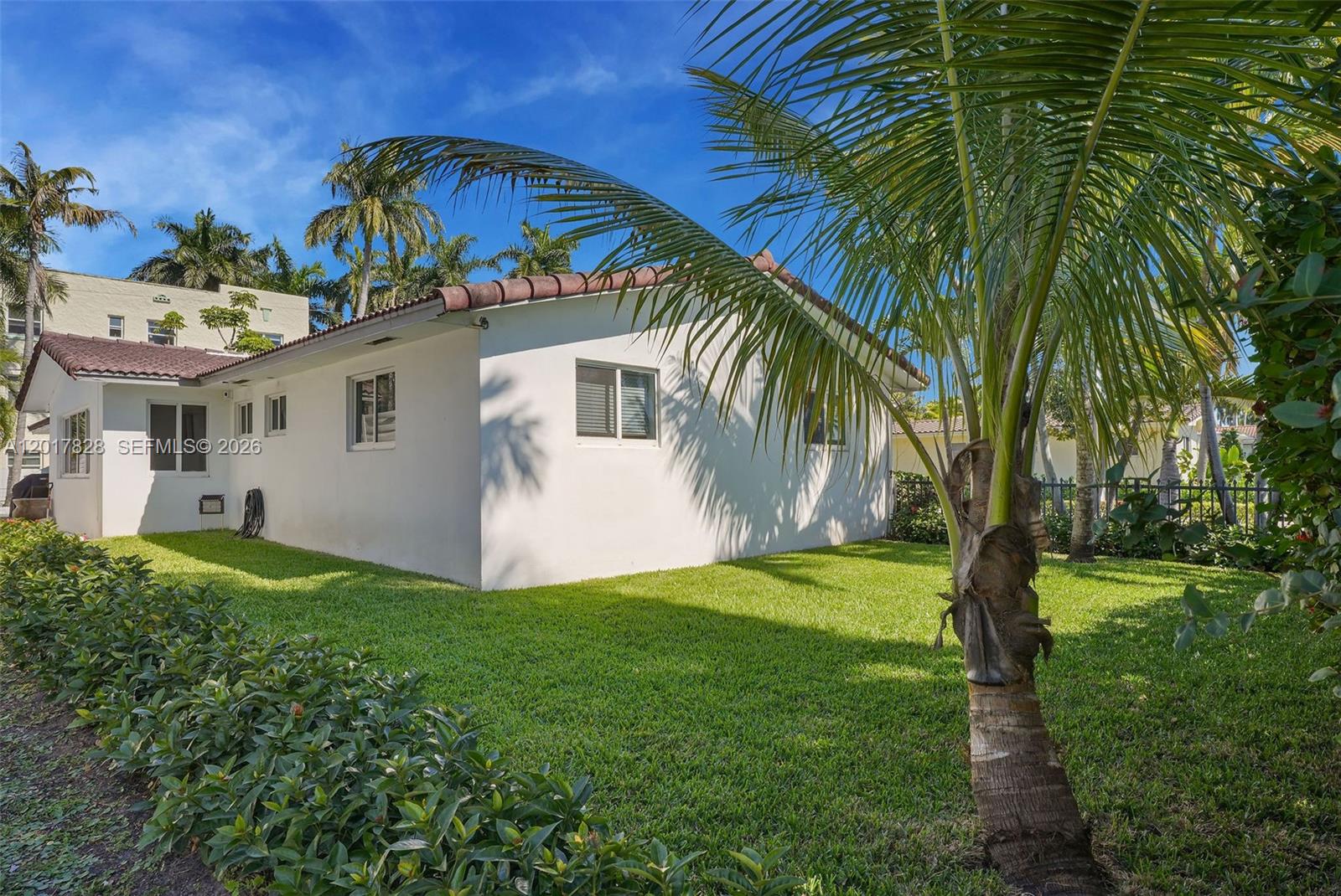 HOLLYWOOD LAKES SECTION - Residential