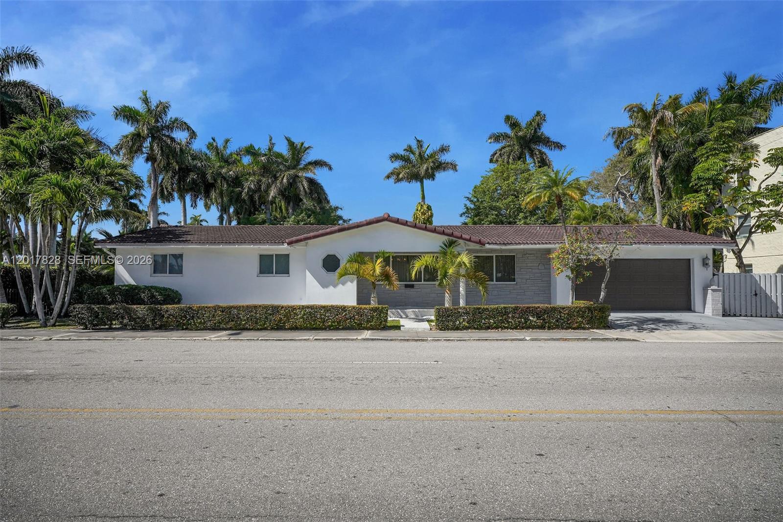 HOLLYWOOD LAKES SECTION - Residential