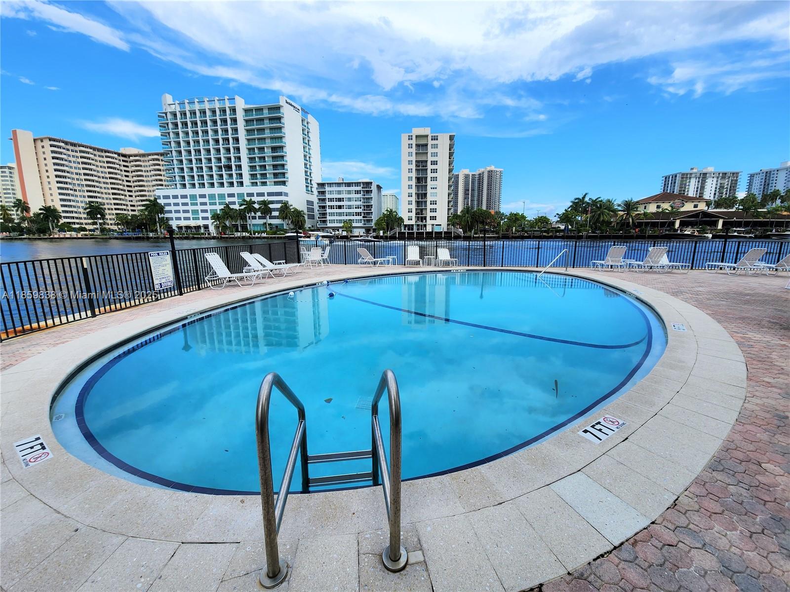 WATERSIDE ON THE INTRACOA - Residential