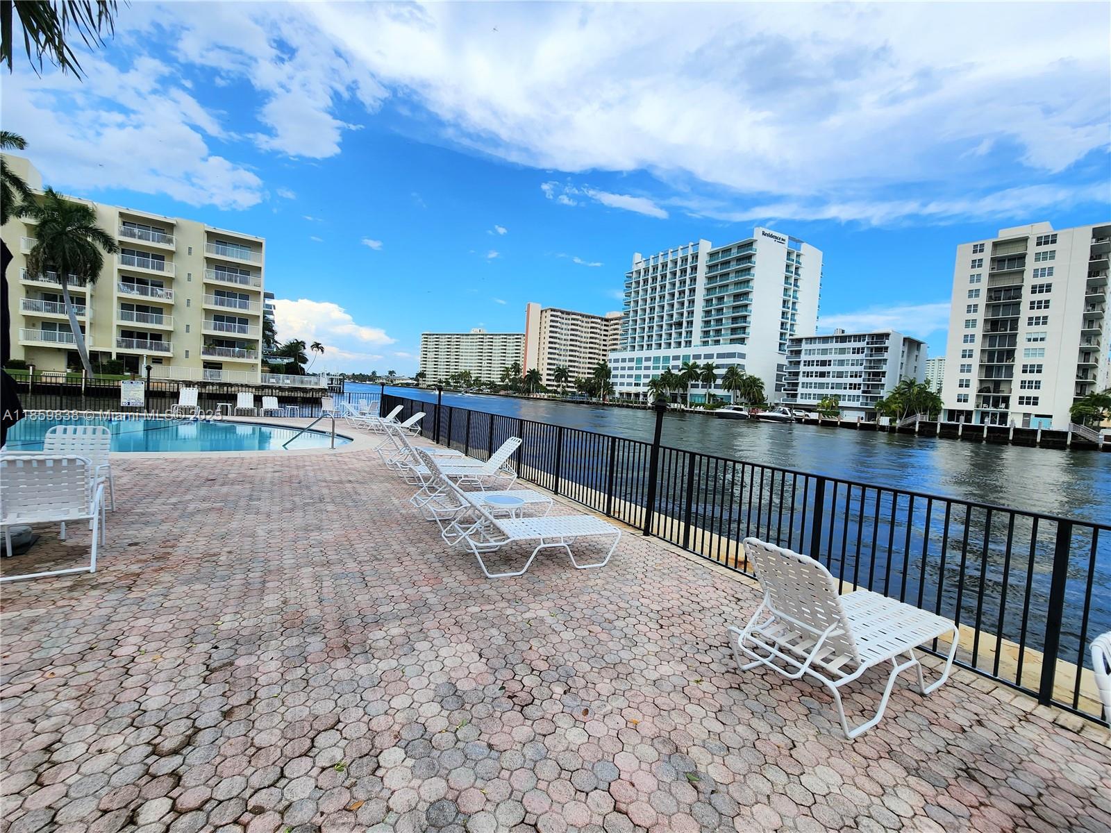 WATERSIDE ON THE INTRACOA - Residential