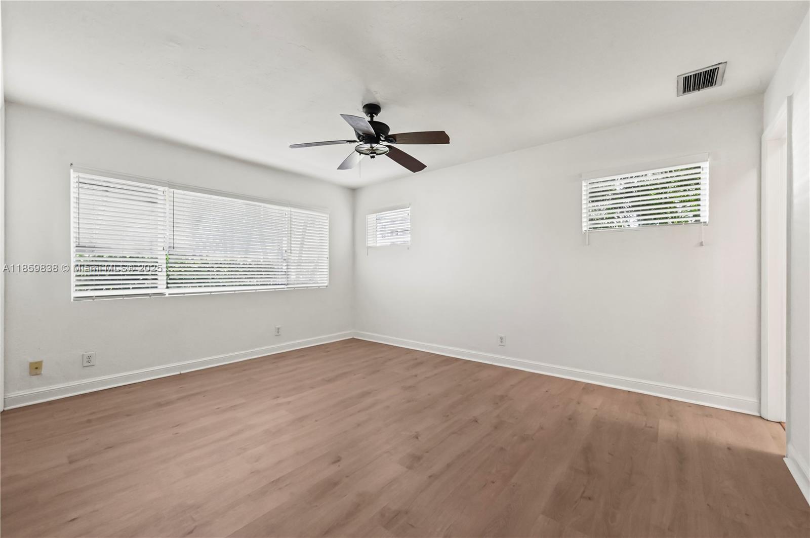 WATERSIDE ON THE INTRACOA - Residential