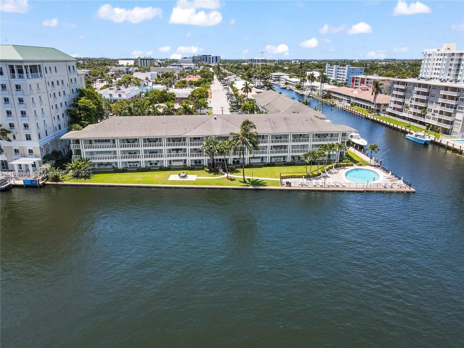 WATERSIDE ON THE INTRACOA - Residential