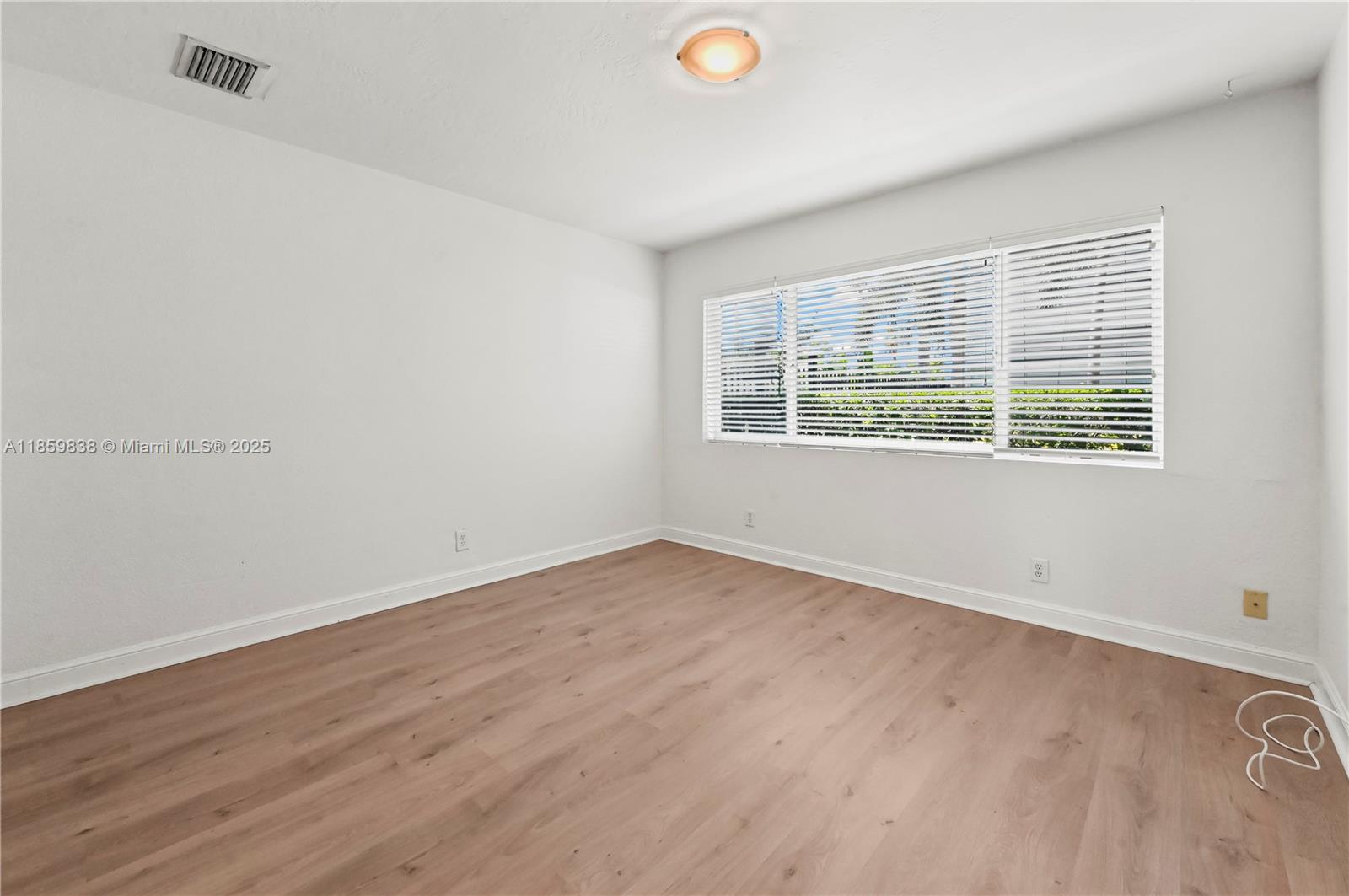 WATERSIDE ON THE INTRACOA - Residential