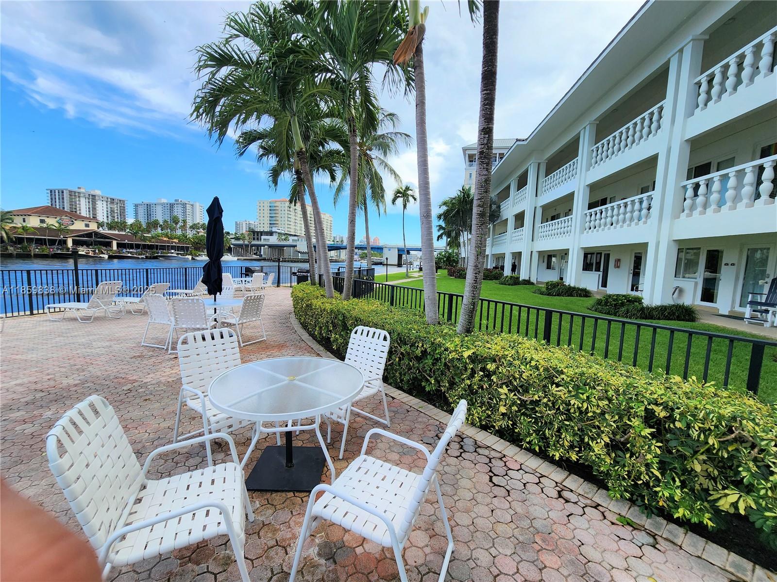 WATERSIDE ON THE INTRACOA - Residential