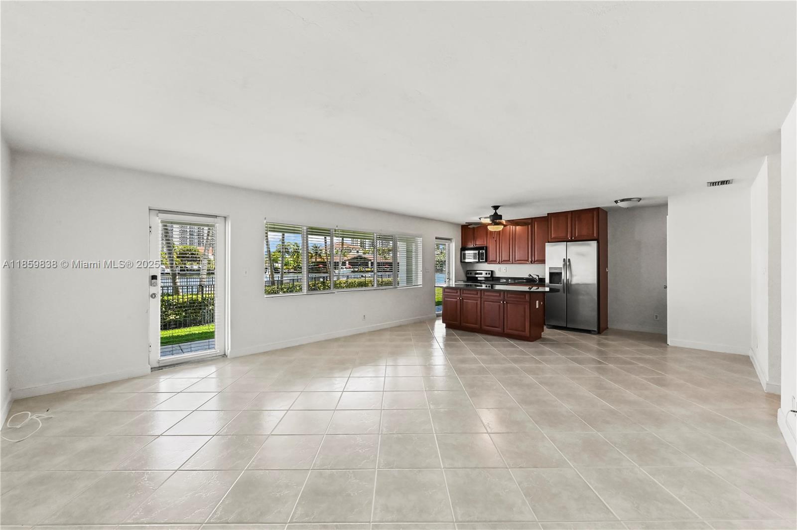 WATERSIDE ON THE INTRACOA - Residential