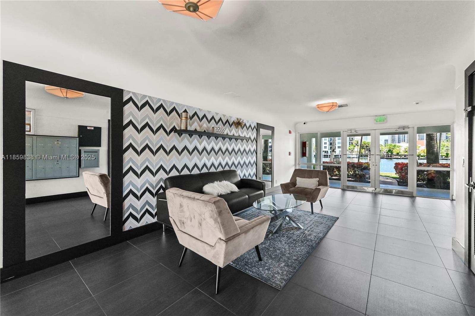 WATERSIDE ON THE INTRACOA - Residential