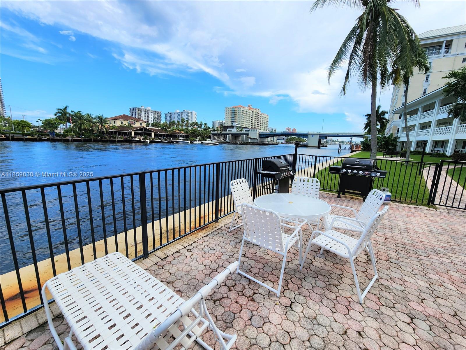 WATERSIDE ON THE INTRACOA - Residential