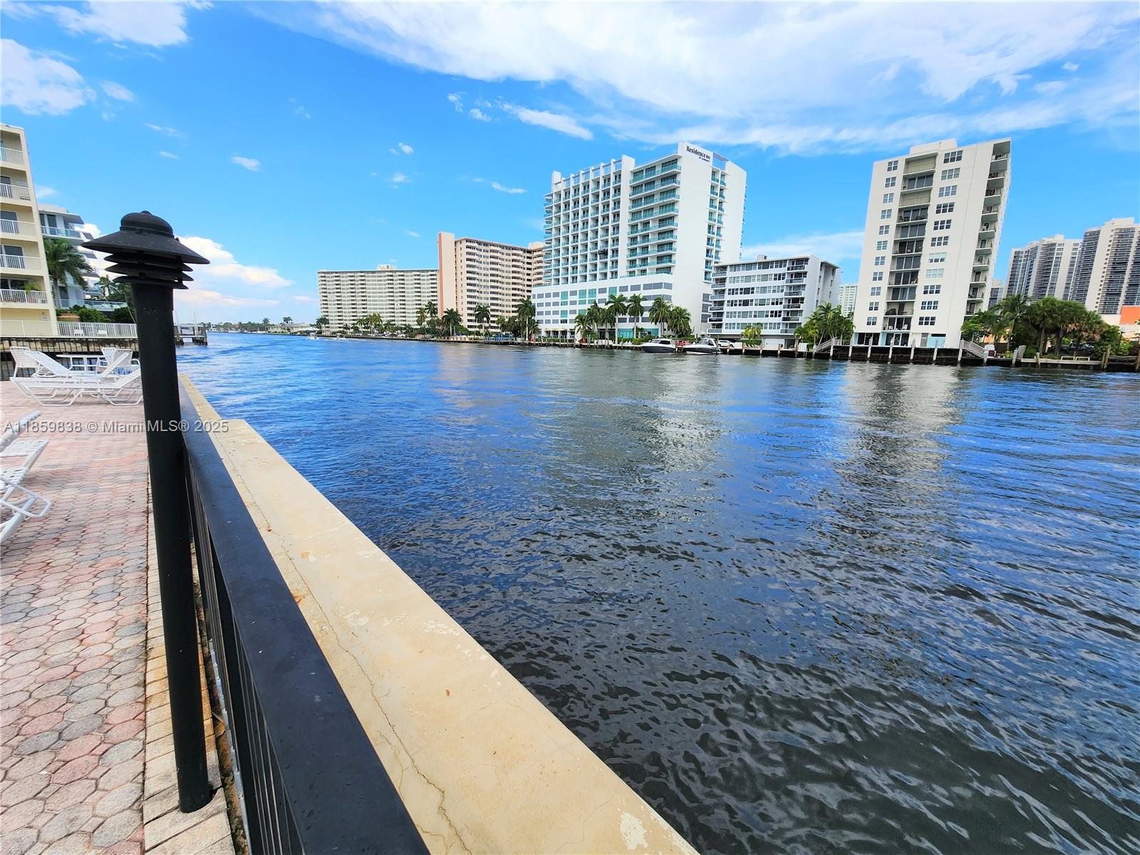 WATERSIDE ON THE INTRACOA - Residential