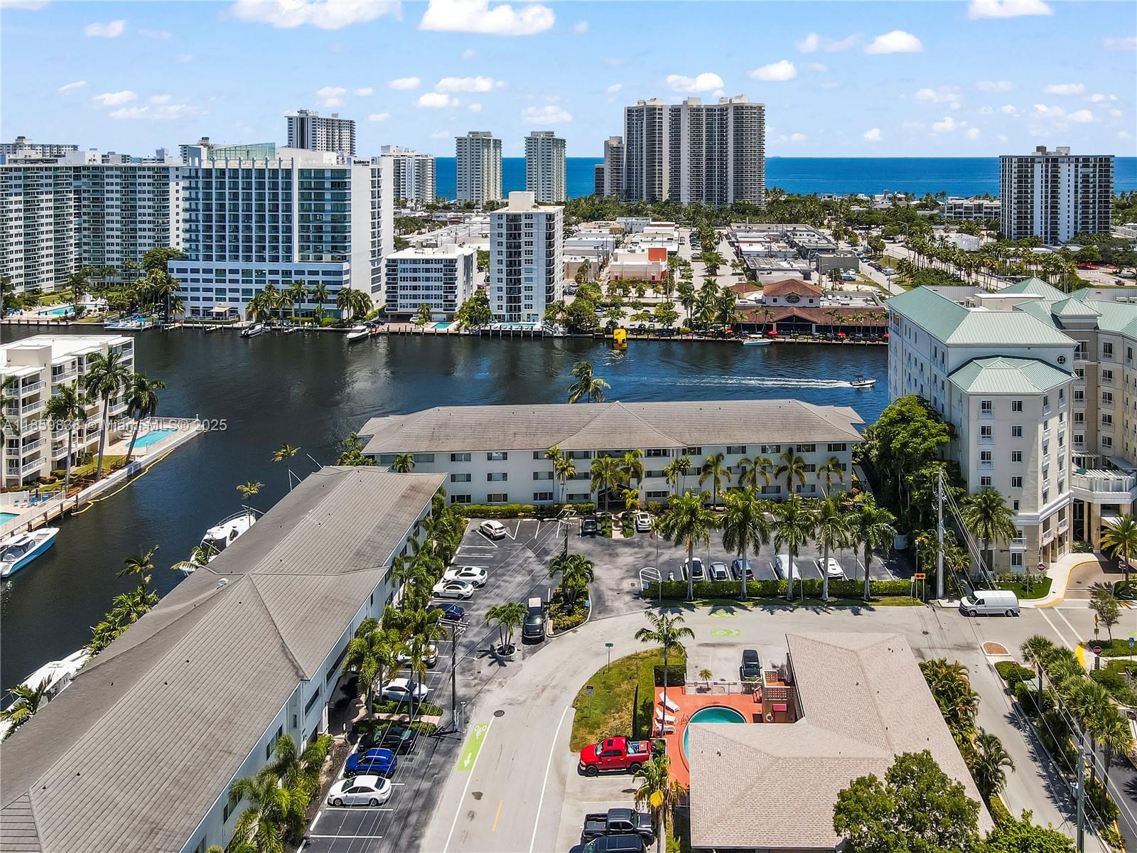 WATERSIDE ON THE INTRACOA - Residential