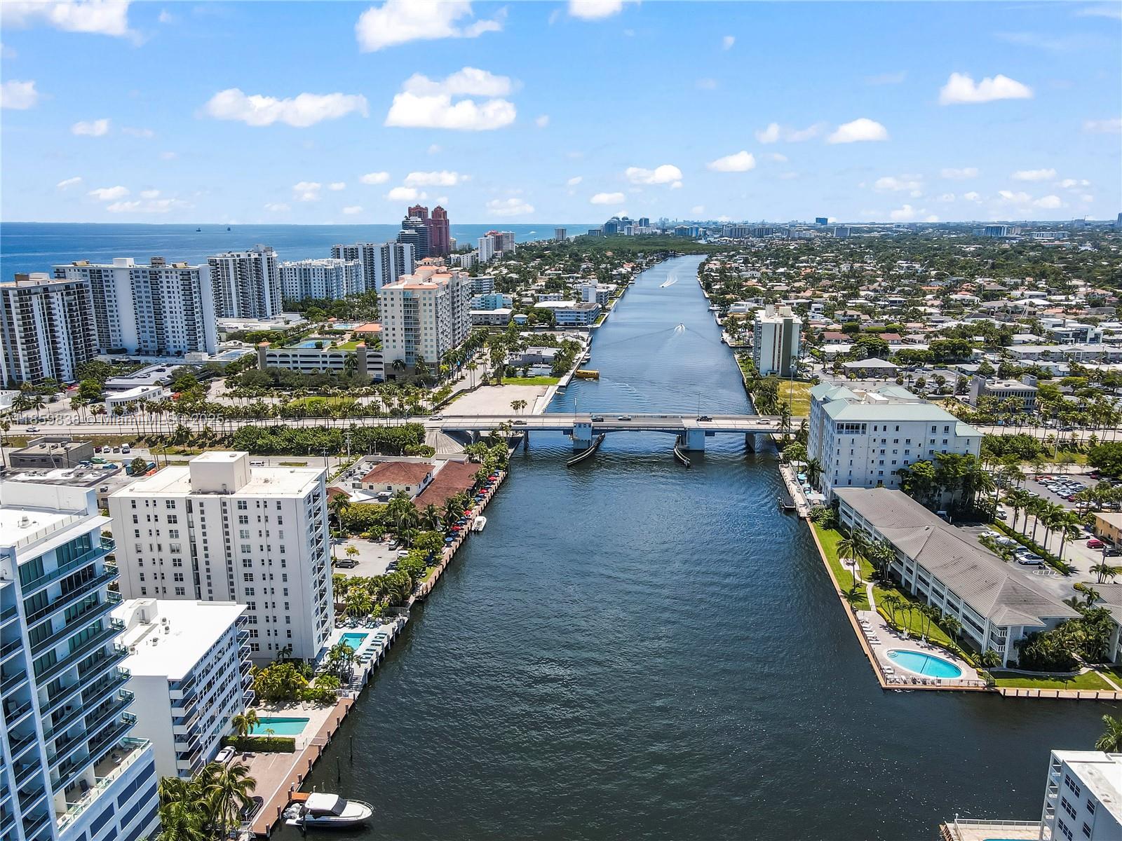 WATERSIDE ON THE INTRACOA - Residential