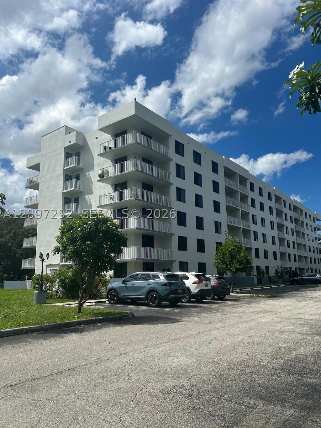Photo of 901 Hillcrest Dr #315, Hollywood, FL 33021 (MLS # A12097292)