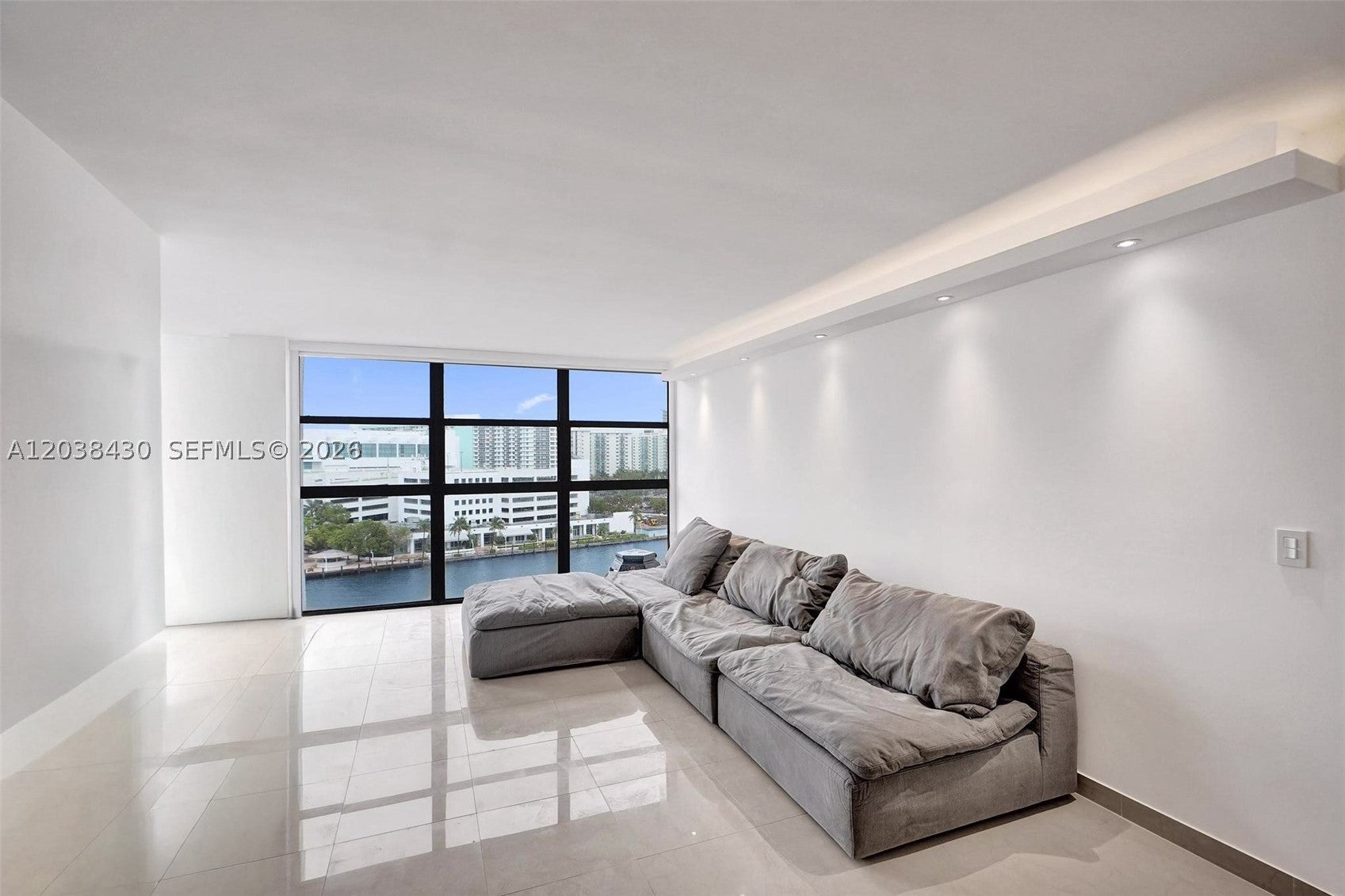400 Leslie Dr
