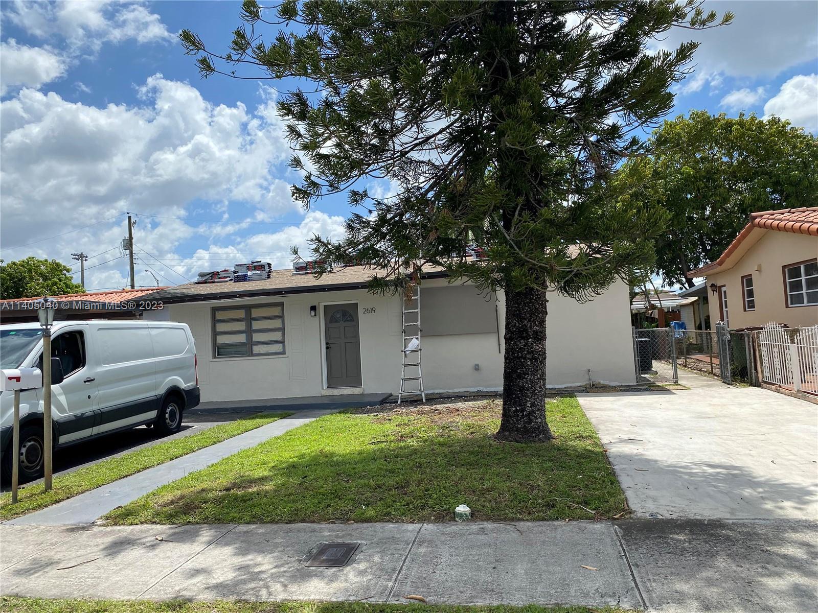Do not miss the opportunity to live in this completely independent 3/1 house with all Services included, water, electricity and yard maintenance in one of the most central areas of Hialeah.