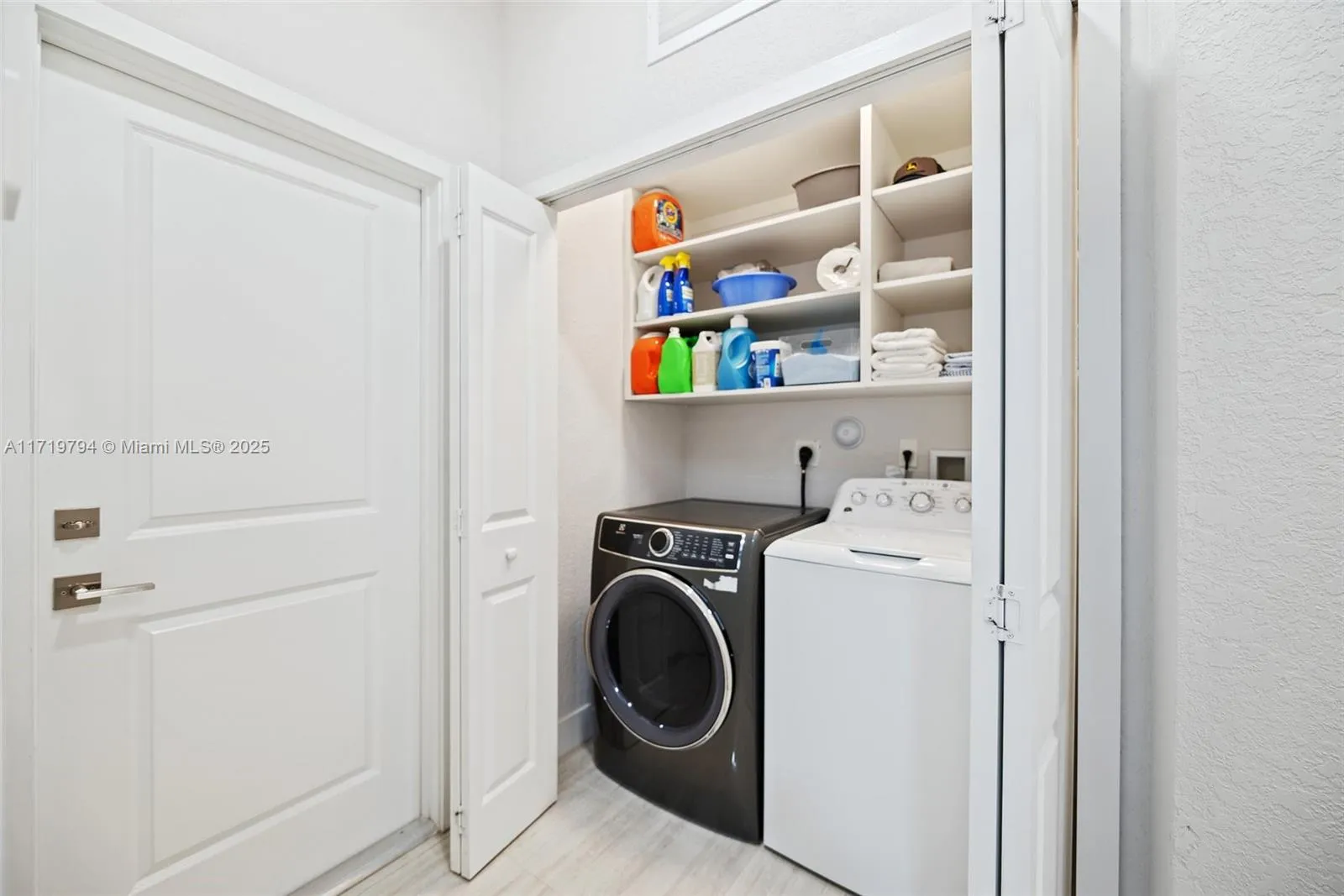 Miami, Florida 33175, United States, 5 Bedrooms Bedrooms, ,5 BathroomsBathrooms,Residential,Pending,18335