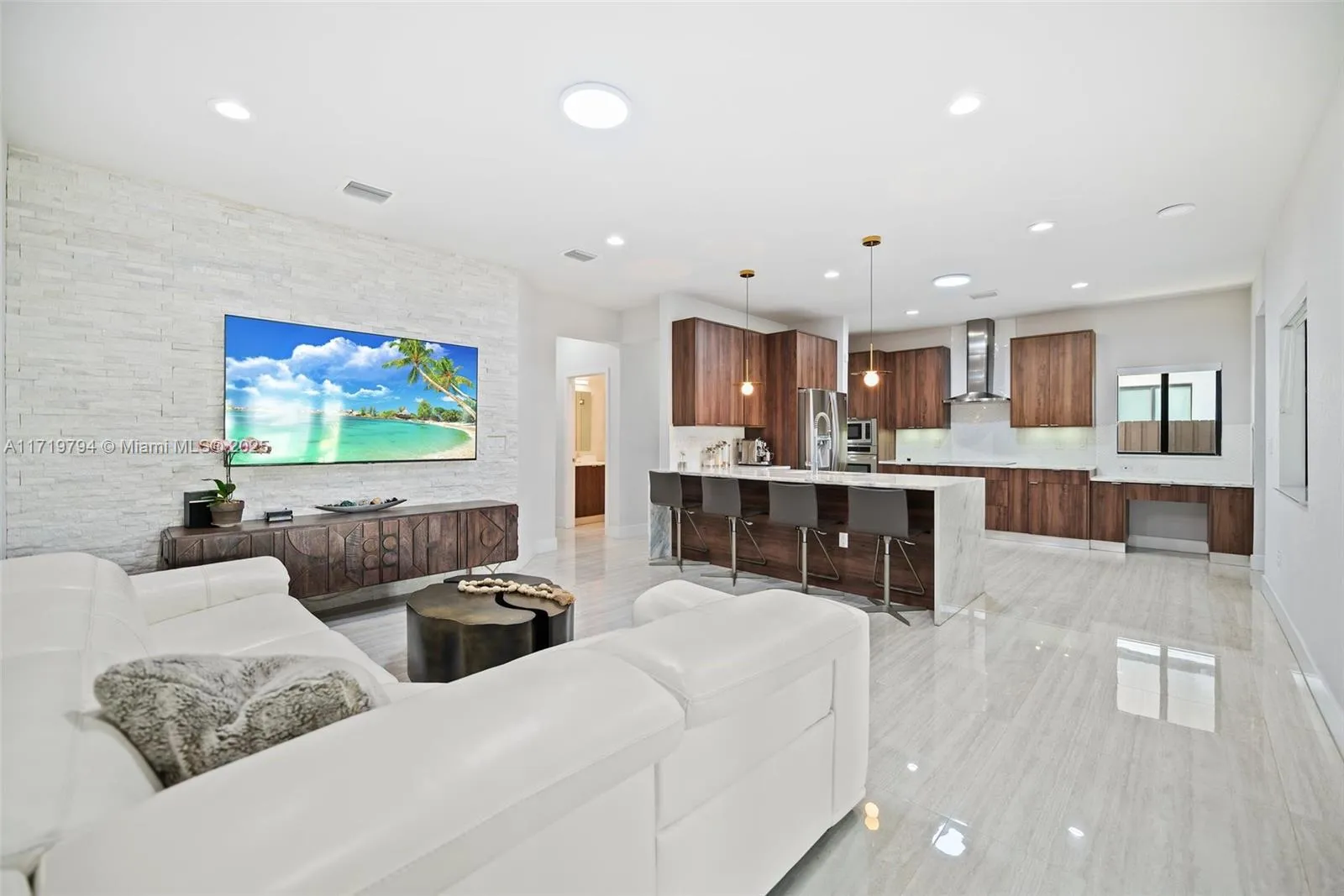 Miami, Florida 33175, United States, 5 Bedrooms Bedrooms, ,5 BathroomsBathrooms,Residential,Pending,18335