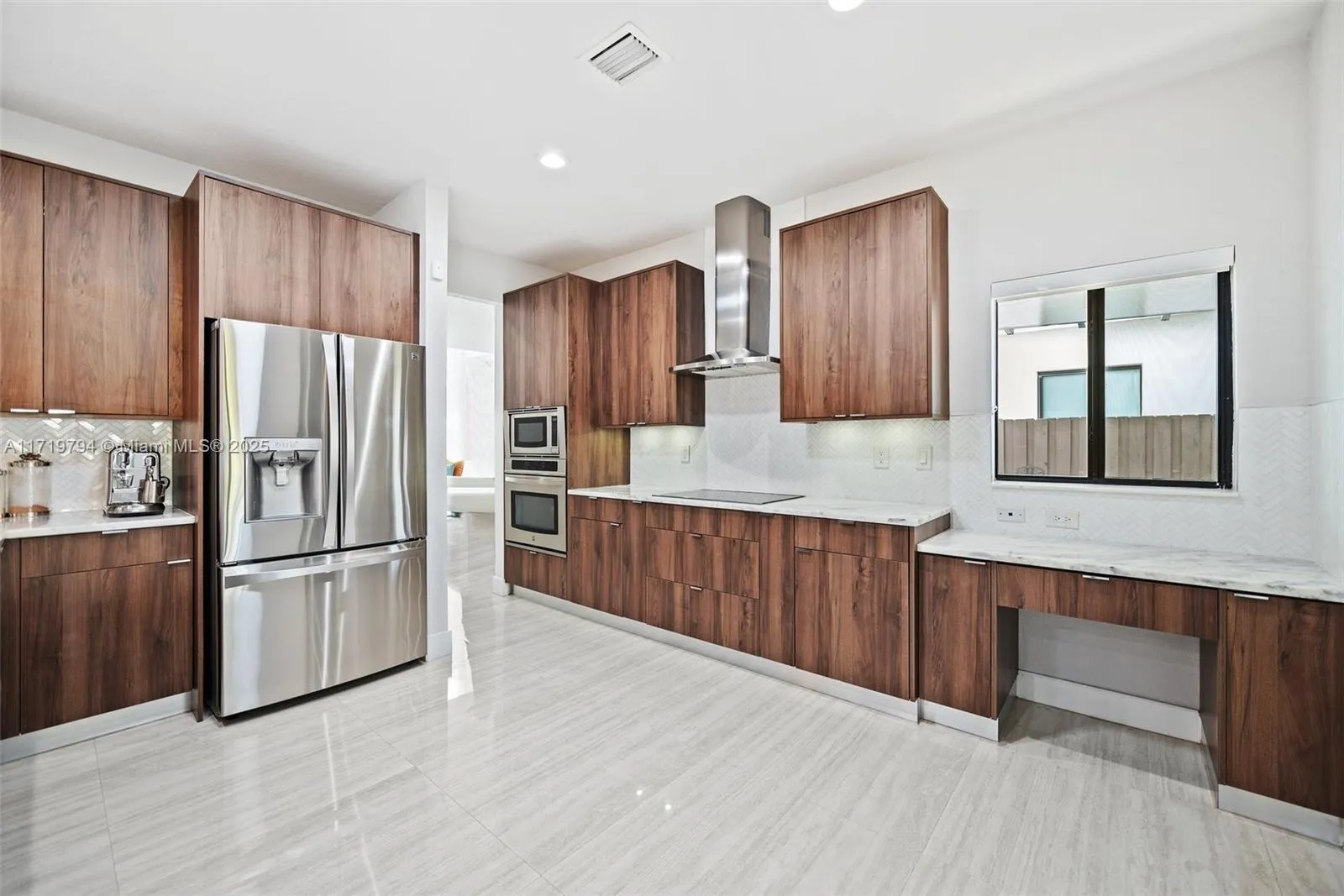 Miami, Florida 33175, United States, 5 Bedrooms Bedrooms, ,5 BathroomsBathrooms,Residential,Pending,18335