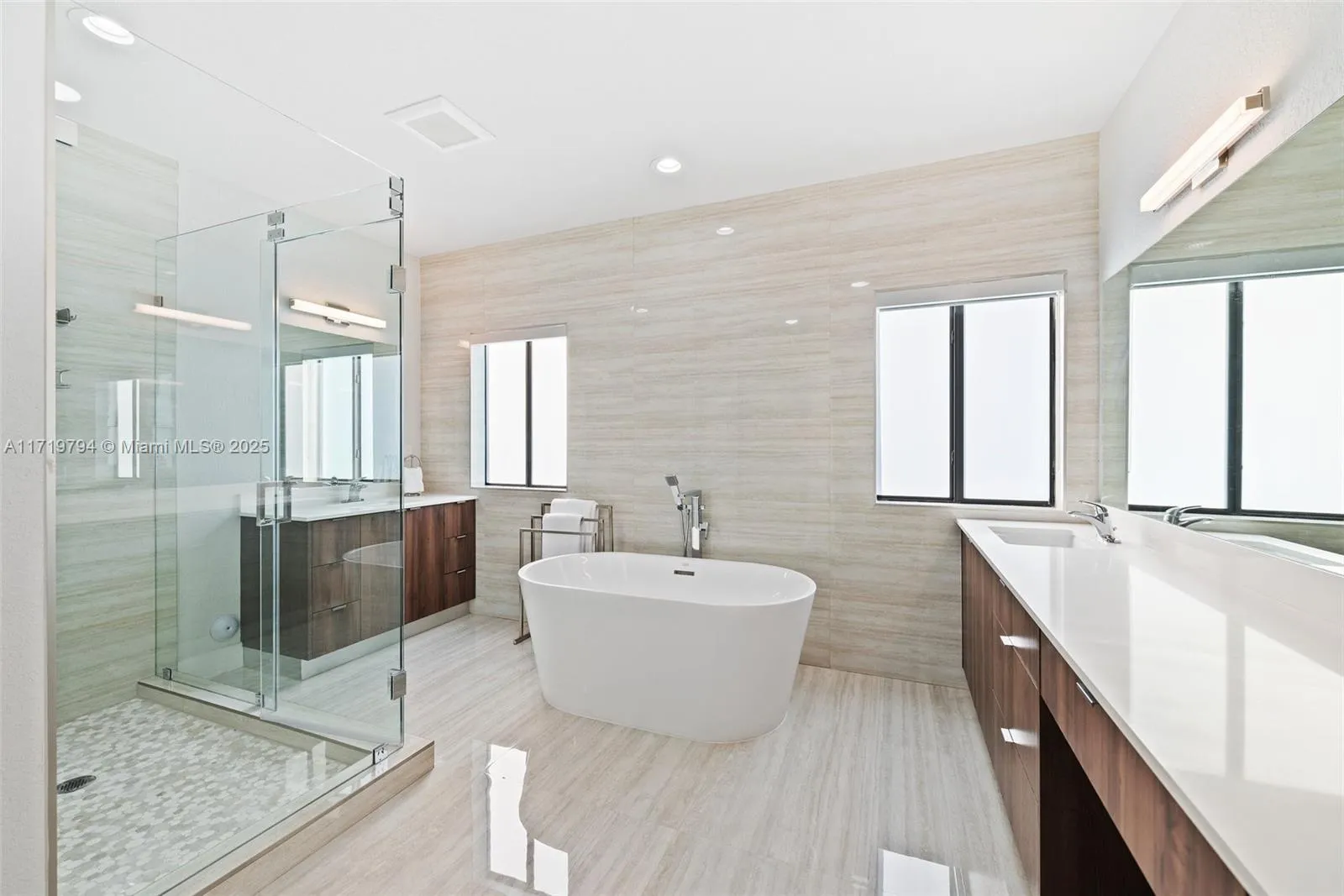 Miami, Florida 33175, United States, 5 Bedrooms Bedrooms, ,5 BathroomsBathrooms,Residential,Pending,18335