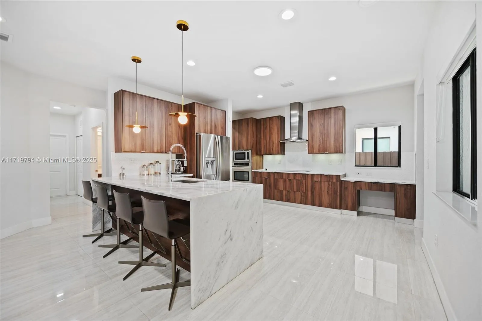 Miami, Florida 33175, United States, 5 Bedrooms Bedrooms, ,5 BathroomsBathrooms,Residential,Pending,18335