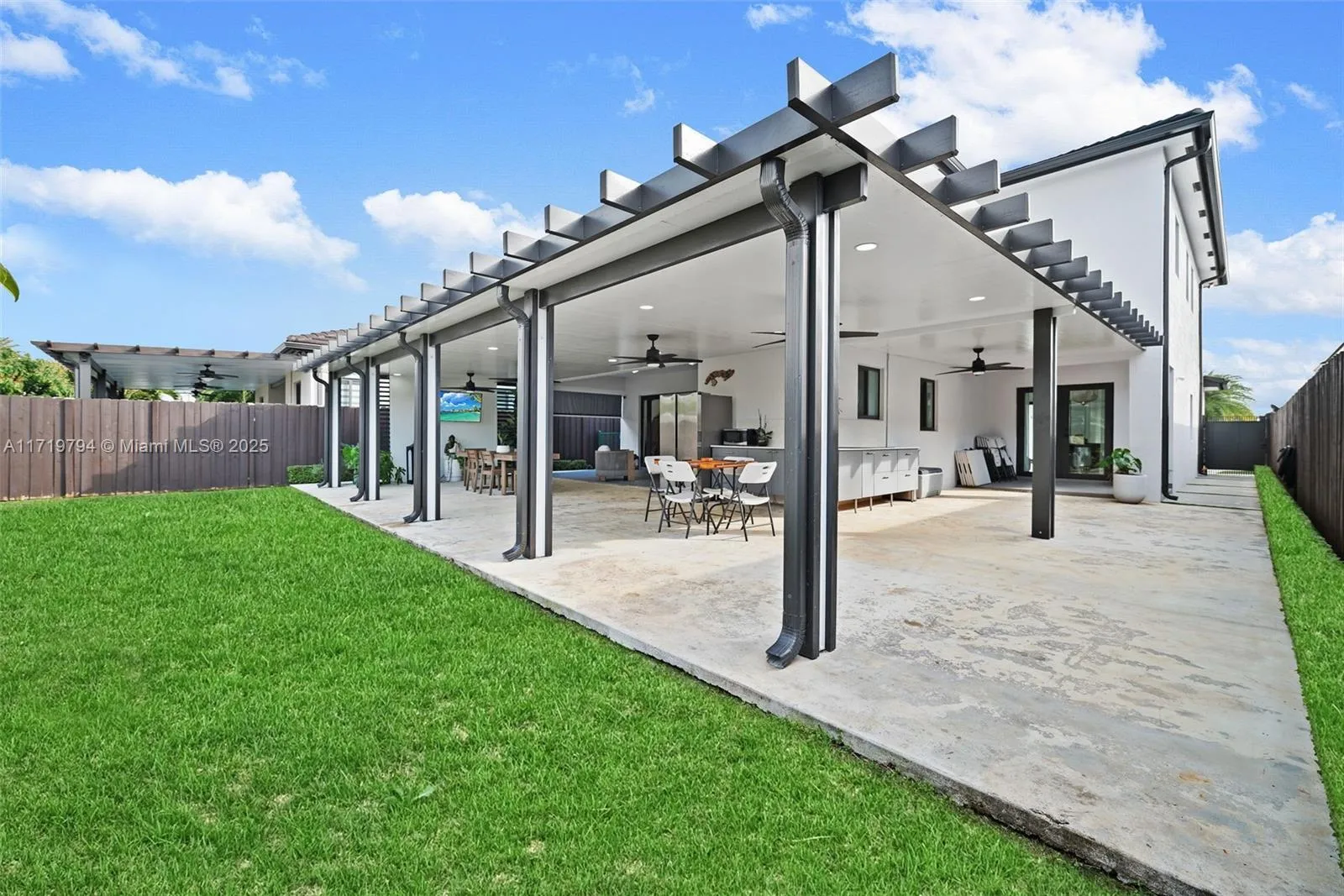 Miami, Florida 33175, United States, 5 Bedrooms Bedrooms, ,5 BathroomsBathrooms,Residential,Pending,18335