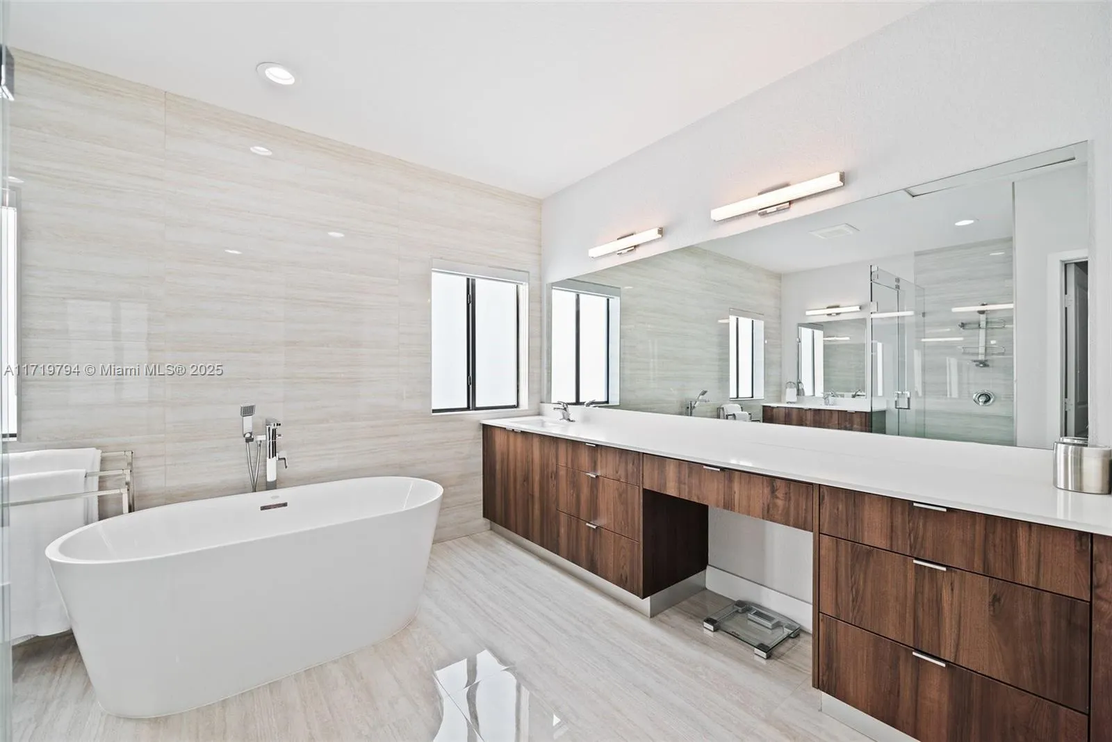 Miami, Florida 33175, United States, 5 Bedrooms Bedrooms, ,5 BathroomsBathrooms,Residential,Pending,18335