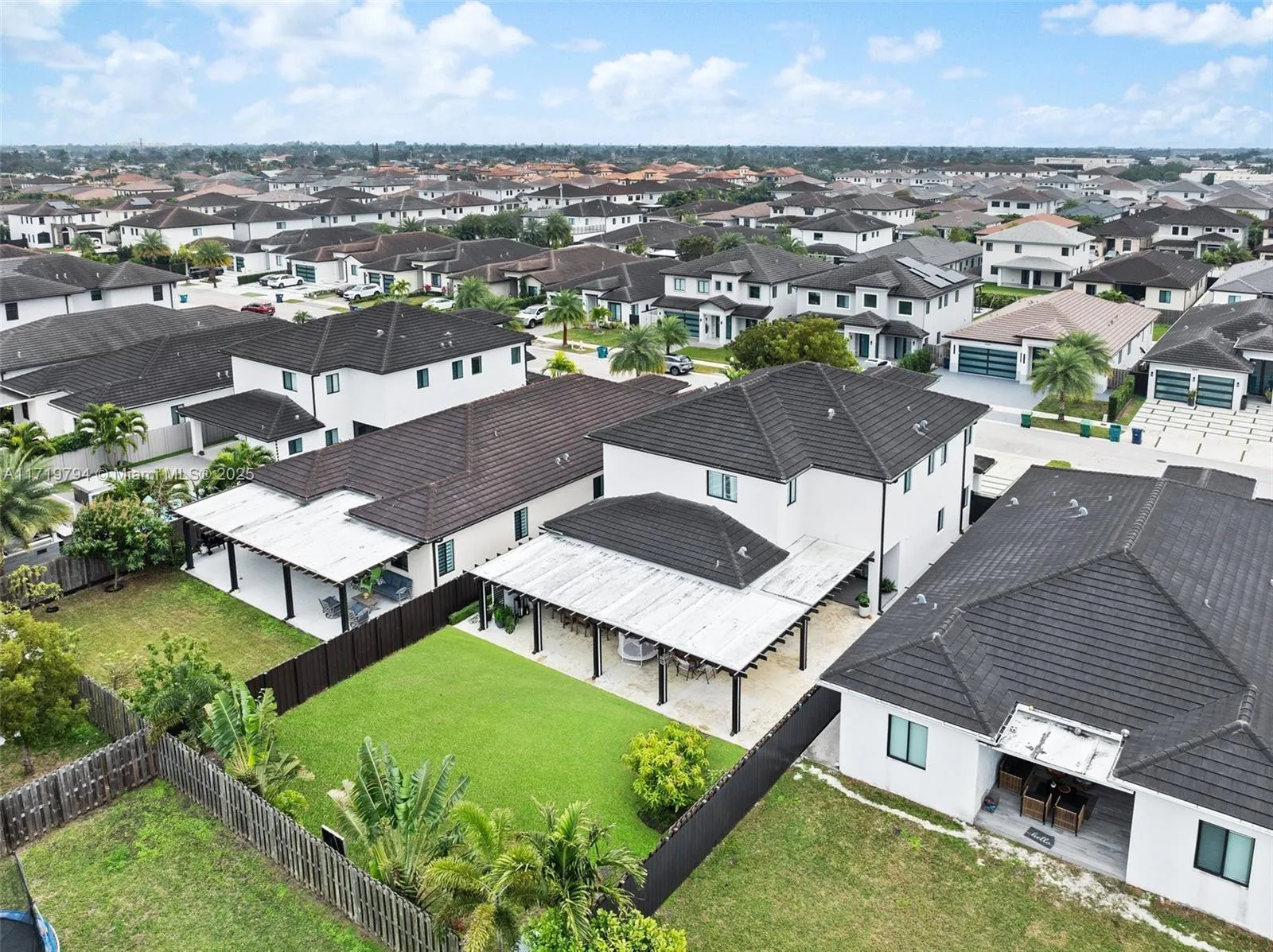 Miami, Florida 33175, United States, 5 Bedrooms Bedrooms, ,5 BathroomsBathrooms,Residential,Pending,18335