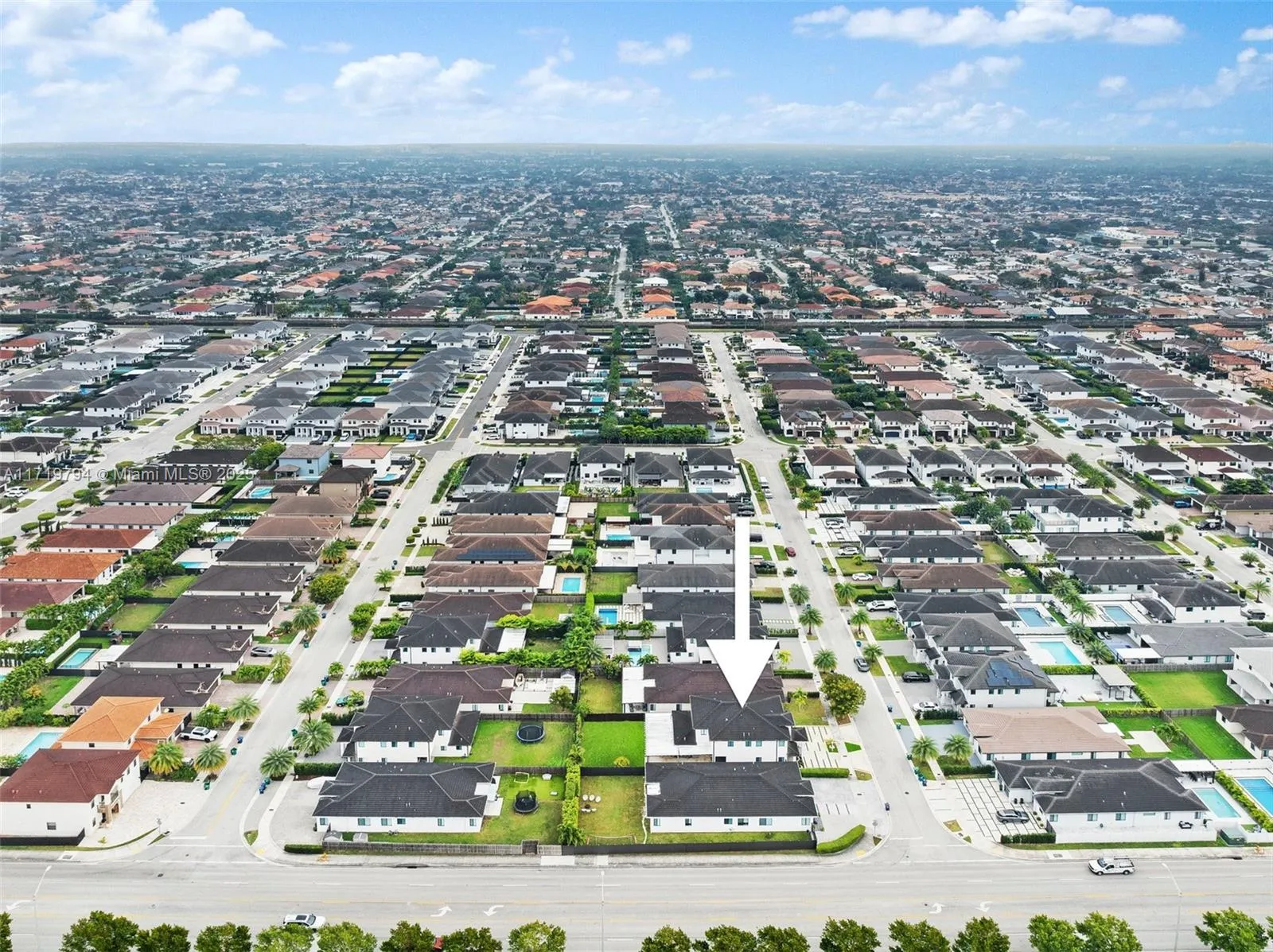 Miami, Florida 33175, United States, 5 Bedrooms Bedrooms, ,5 BathroomsBathrooms,Residential,Pending,18335