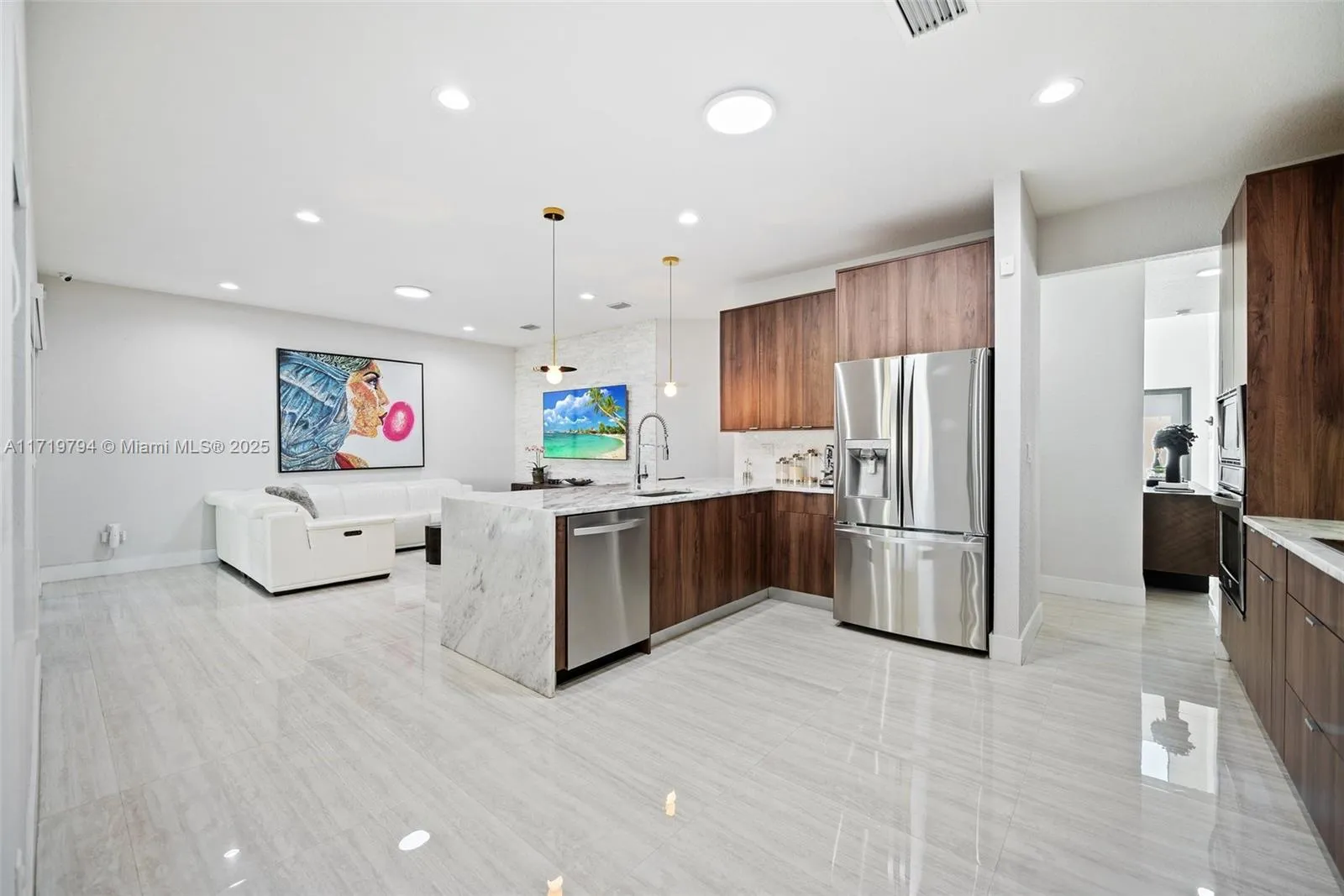 Miami, Florida 33175, United States, 5 Bedrooms Bedrooms, ,5 BathroomsBathrooms,Residential,Pending,18335