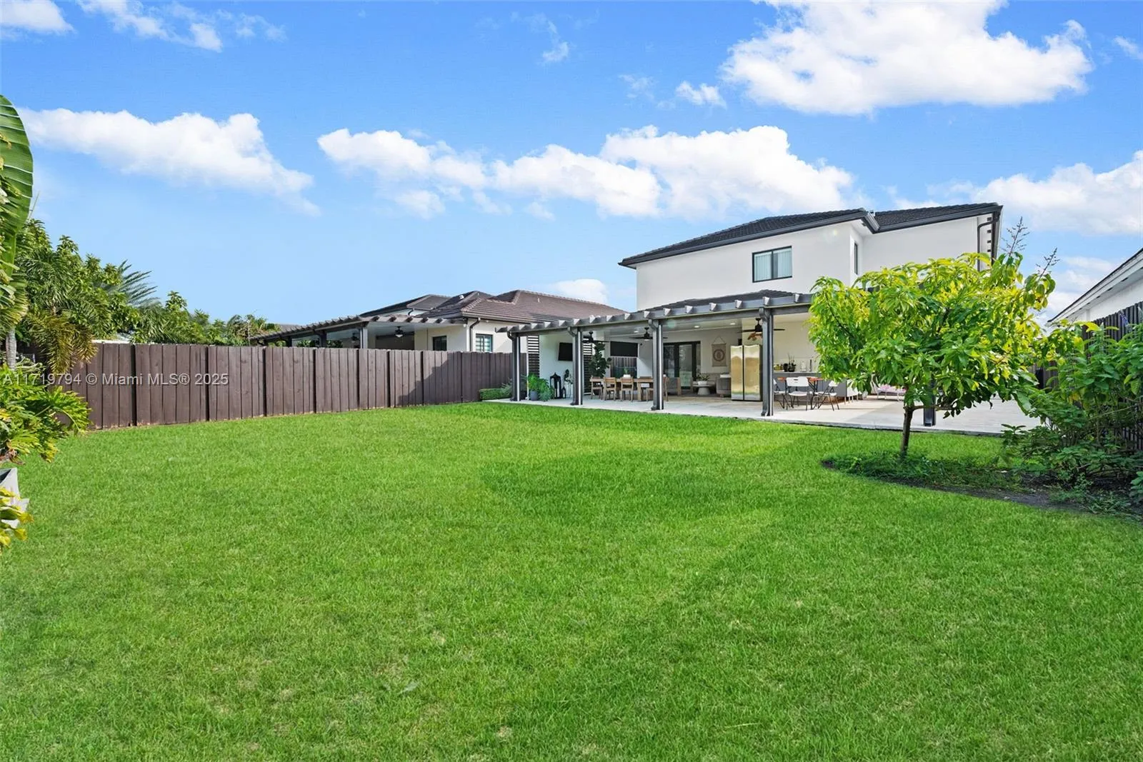 Miami, Florida 33175, United States, 5 Bedrooms Bedrooms, ,5 BathroomsBathrooms,Residential,Pending,18335